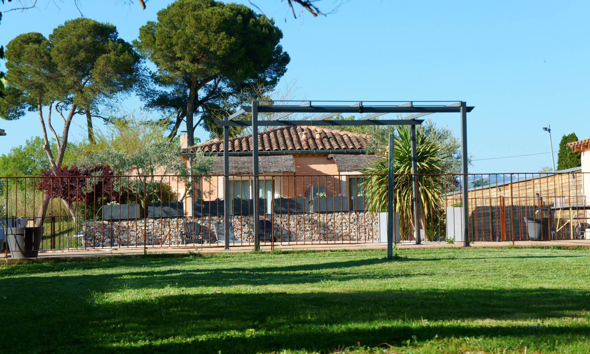 vue d'ensemble hôtel les peupliers loriol du comtat-page