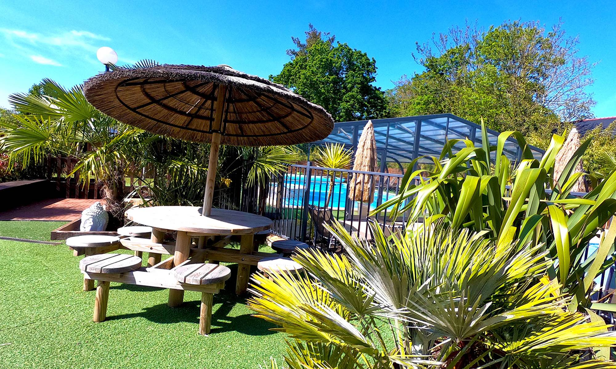 devant-la-piscine-web-galerie