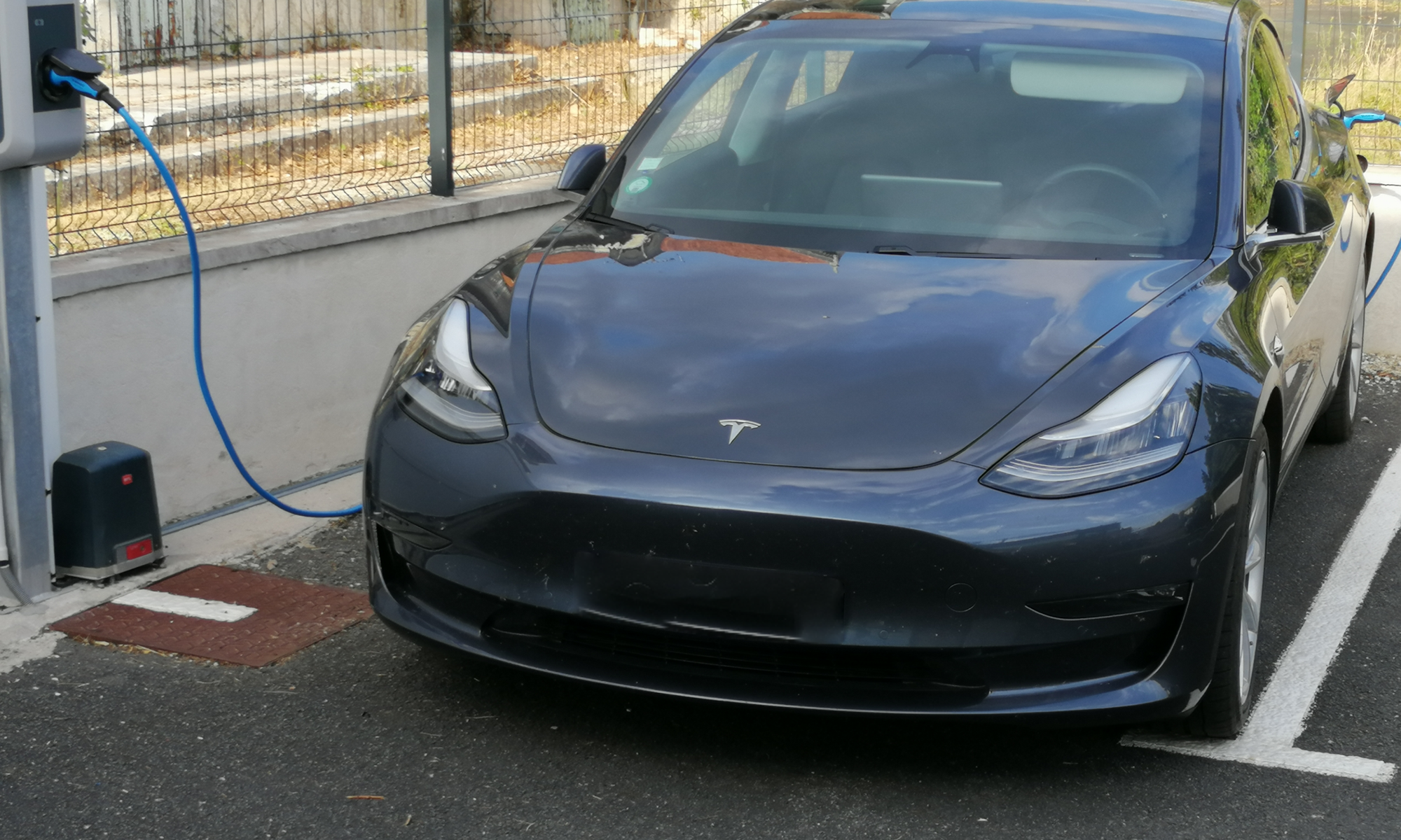 Tesla en charge.-page