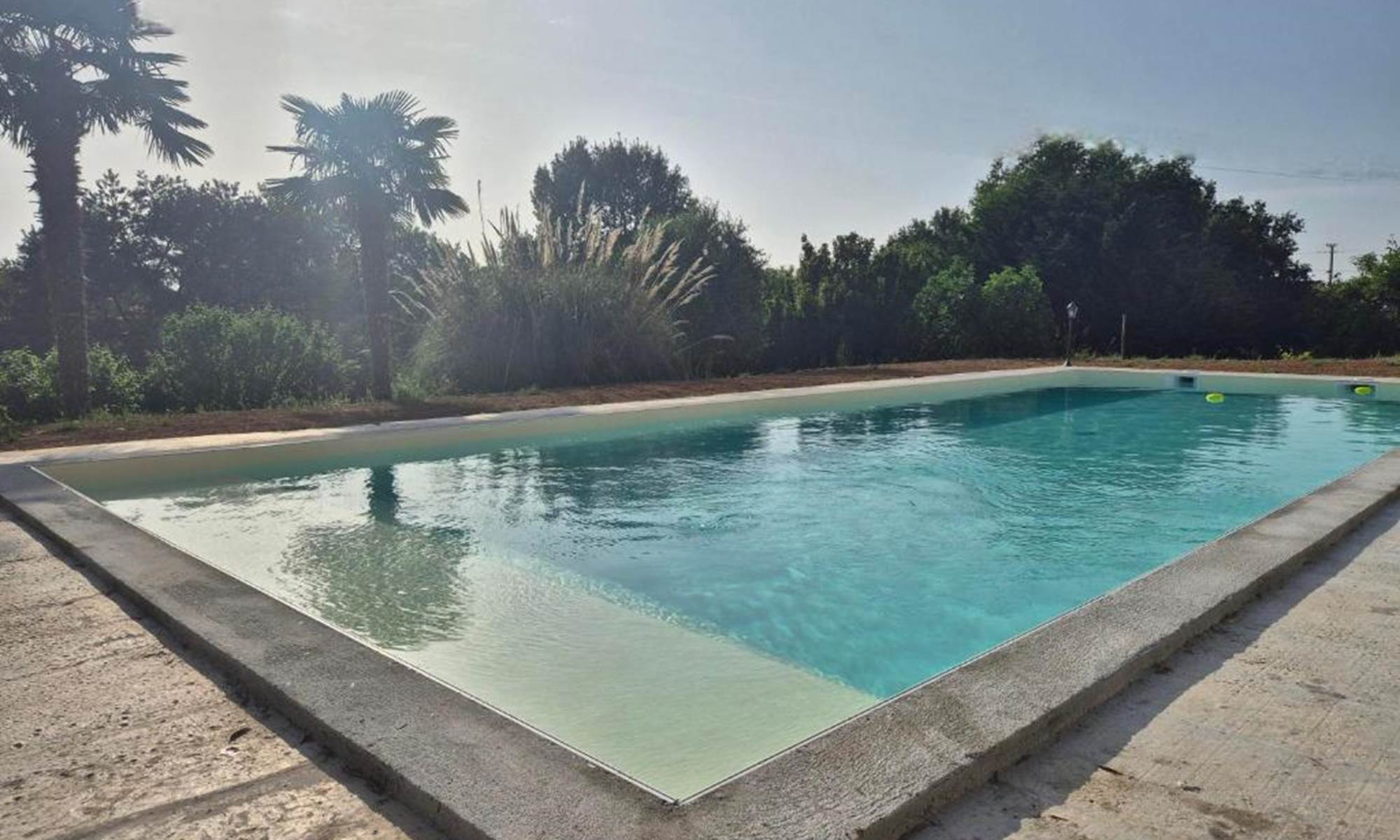 <img src="piscine-hacienda-soubran.jpg" alt="Piscine extérieure de L’Hacienda de Soubran entourée de jardin" title="Piscine et jardin de L’Hacienda de Soubran, Charente-Maritime">