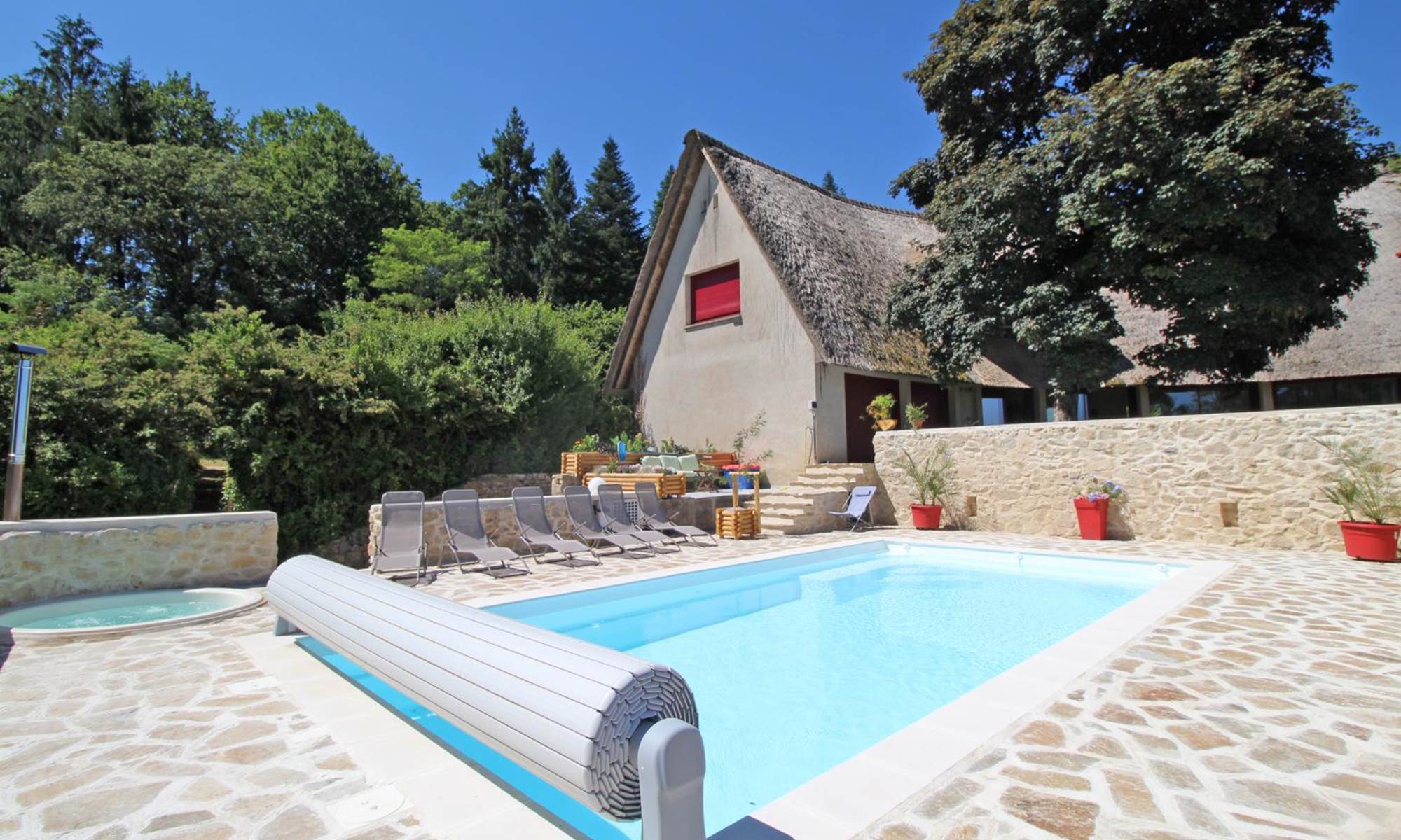 Les bois de Saint-Auvent, piscine-galerie