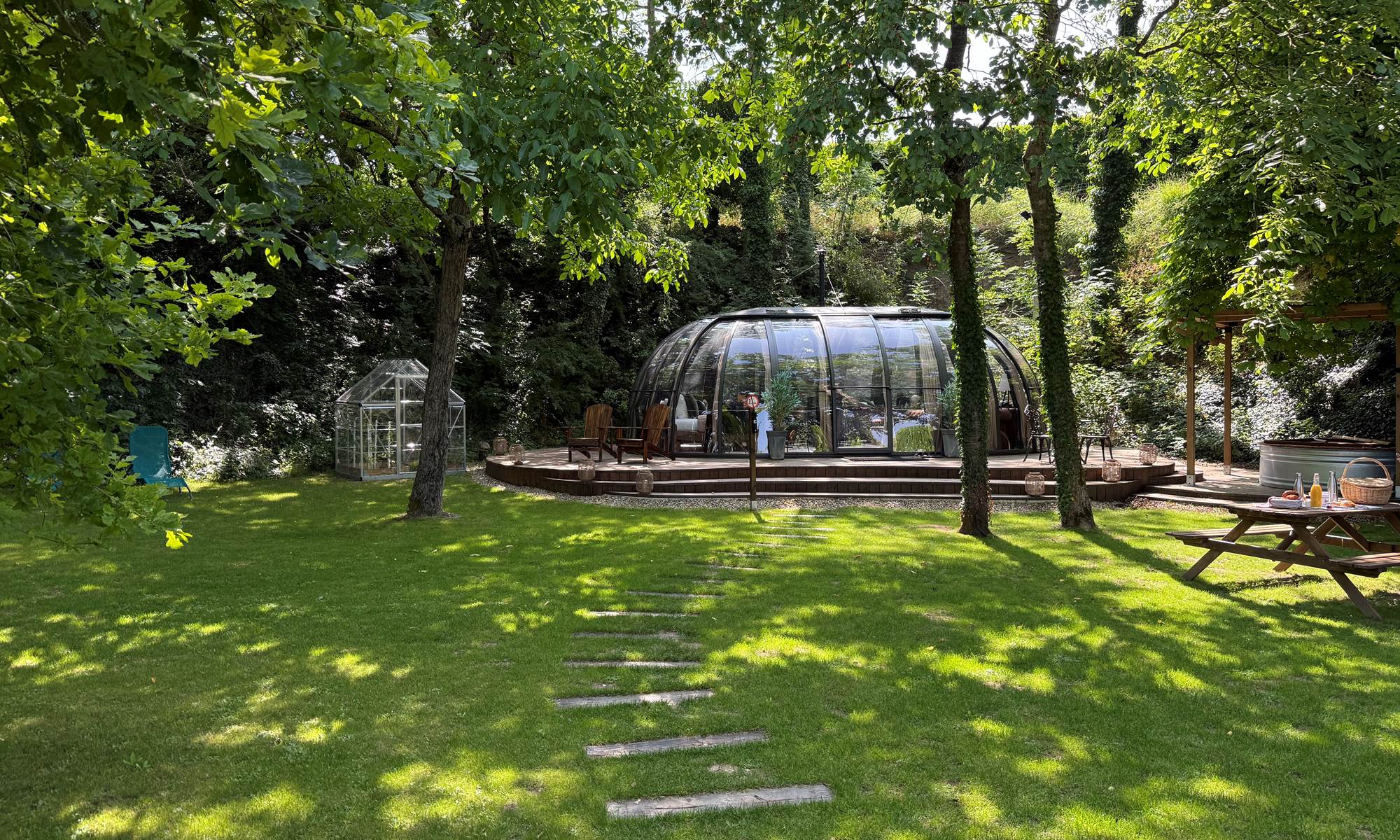 Bulle installée sur un terrain arboré et ombragé.-page
