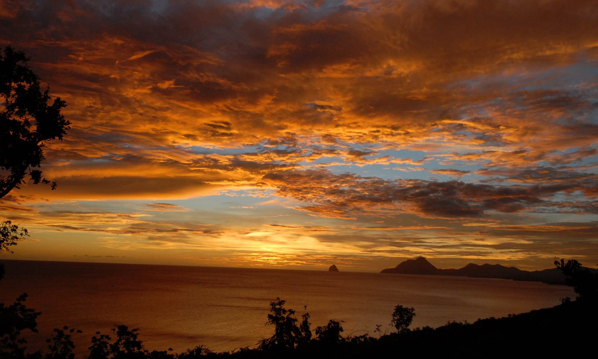 <img src="chemin-de-l-image.jpg" alt="Coucher de soleil sur l’eau dans le sud de la Martinique, vue depuis La Maison de Clémentine, hébergements de luxe à Fort-de-France" />-galerie