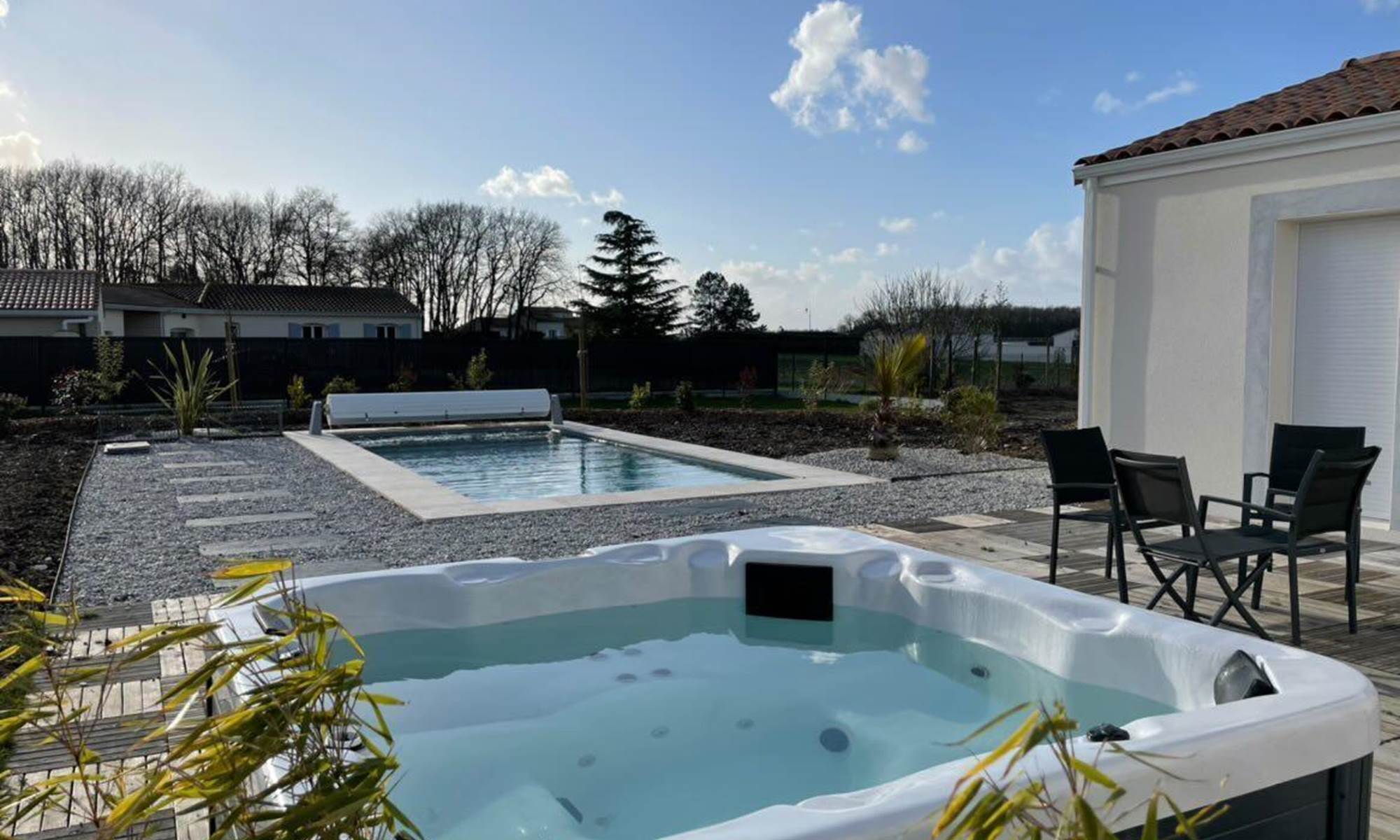 piscine extérieure chauffée et spa-galerie