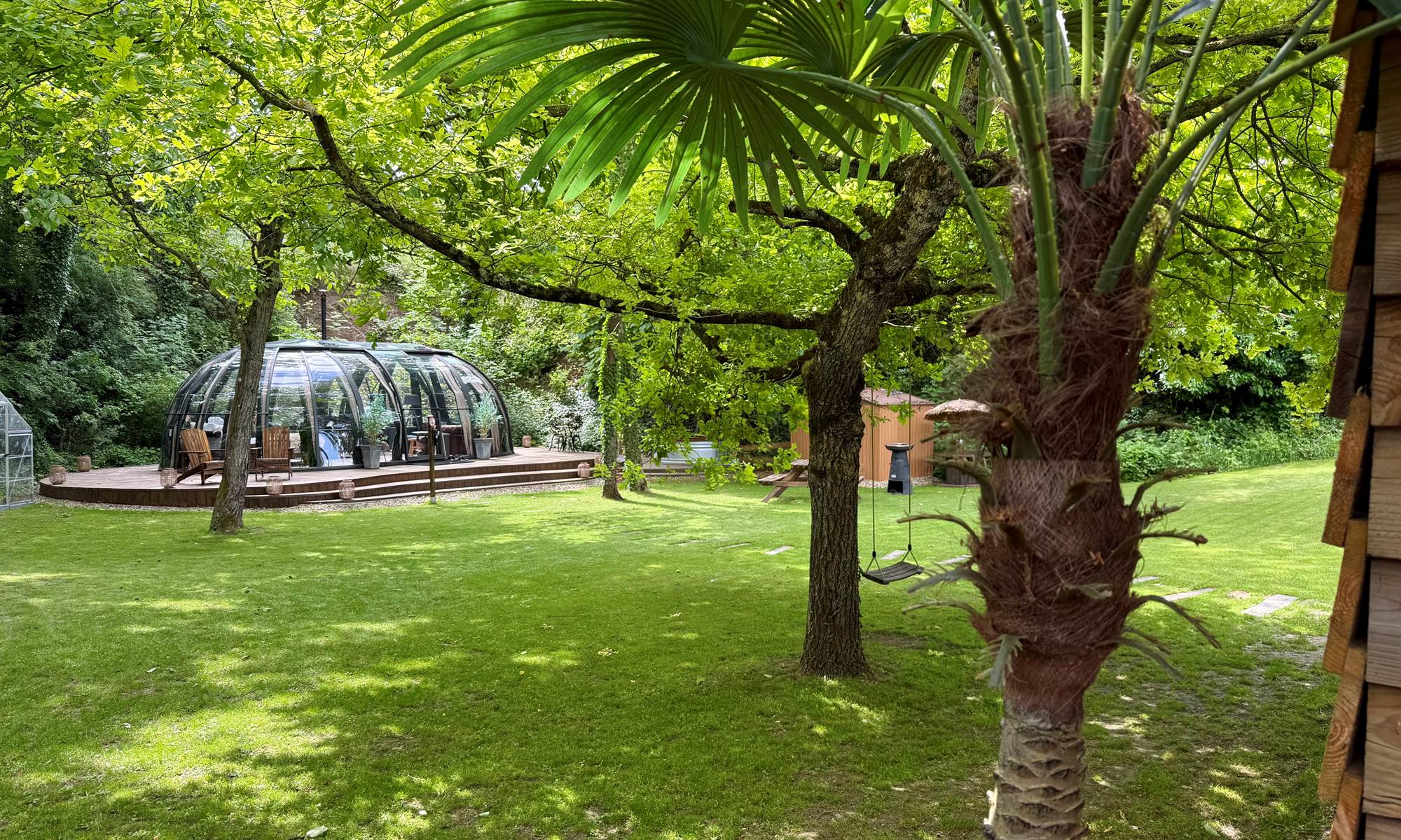 Confort hôtelier avec literie de qualité, salle de bain privative et spa, en pleine nature.-page