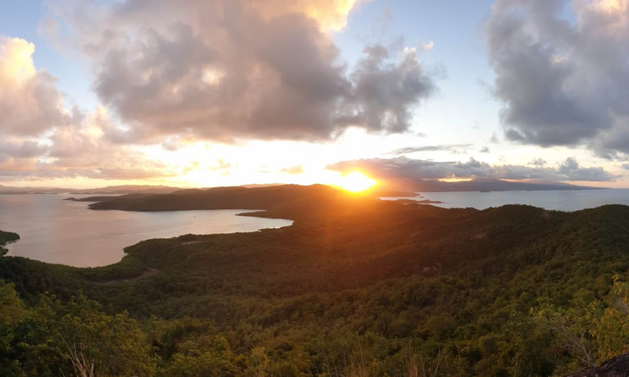 <img src="chemin-de-l-image.jpg" alt="Coucher de soleil dans le sud de la Martinique, vue depuis La Maison de Clémentine, hébergements de luxe à Fort-de-France" />-galerie