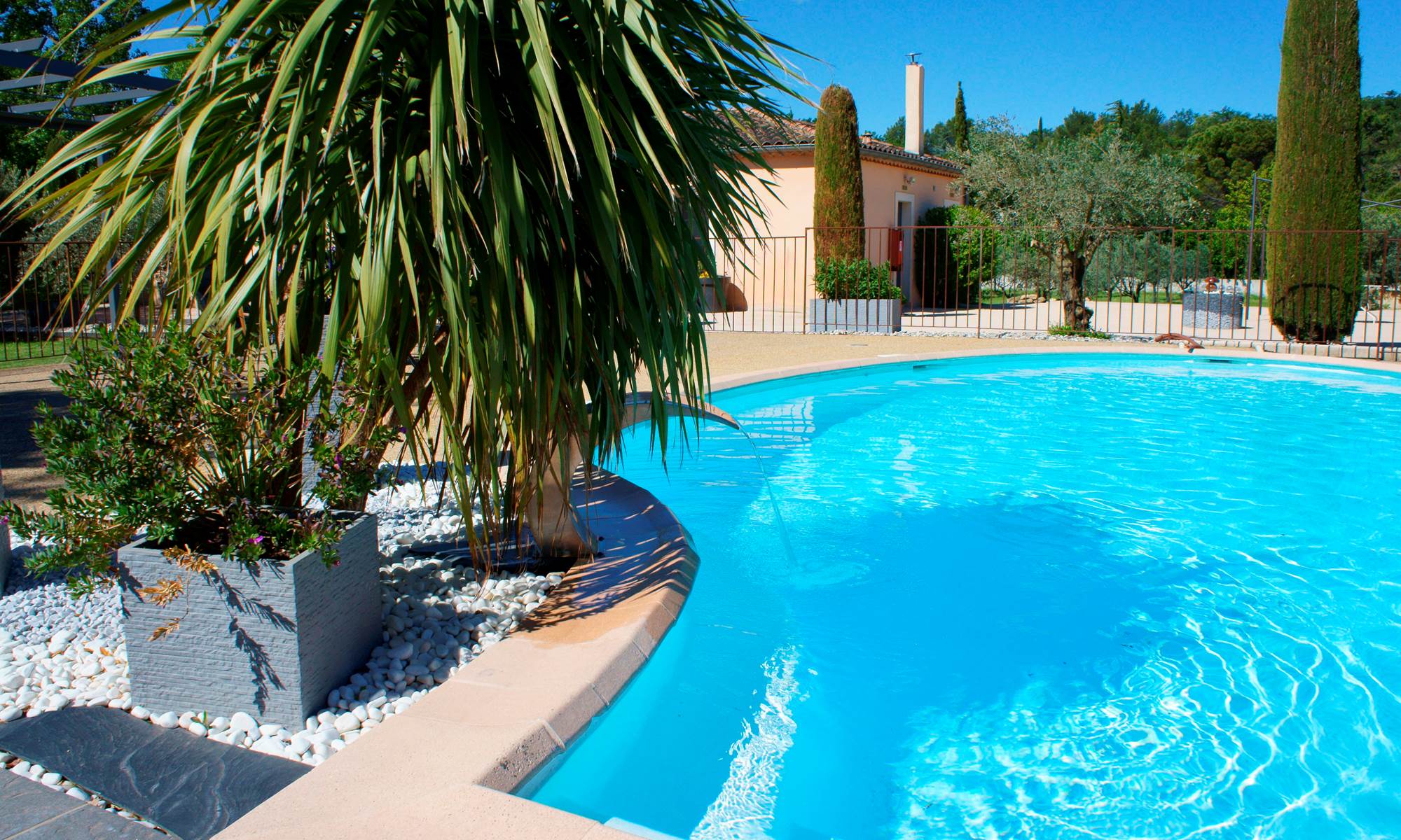 Vue piscine hôtel les peupliers Loriol du Comtat-page