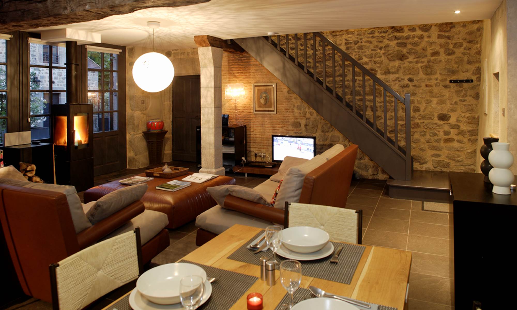 Le salon de l'Oustal avec poêle à bois et chauffage au sol