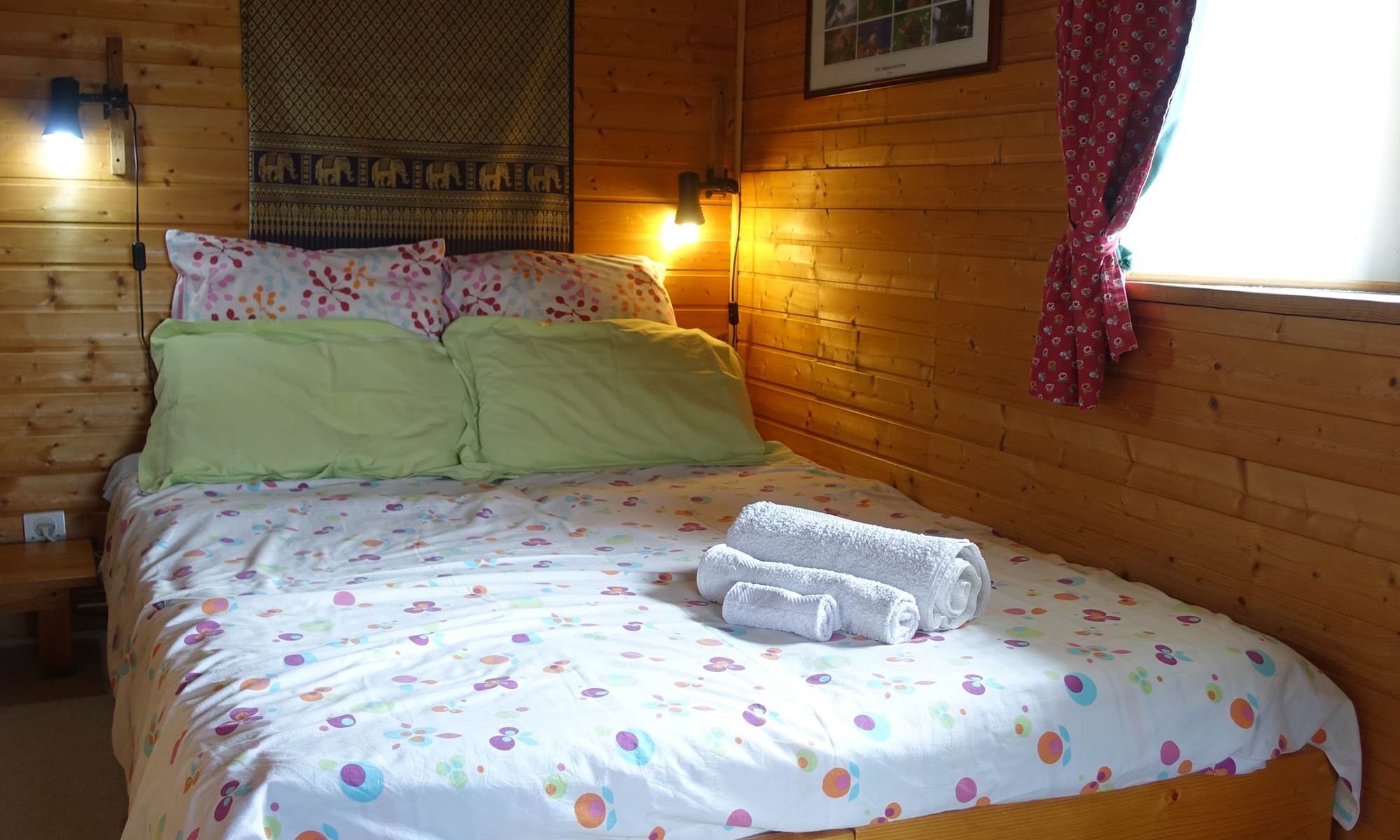 Chambre au 1er étage donnant sur le balcon.