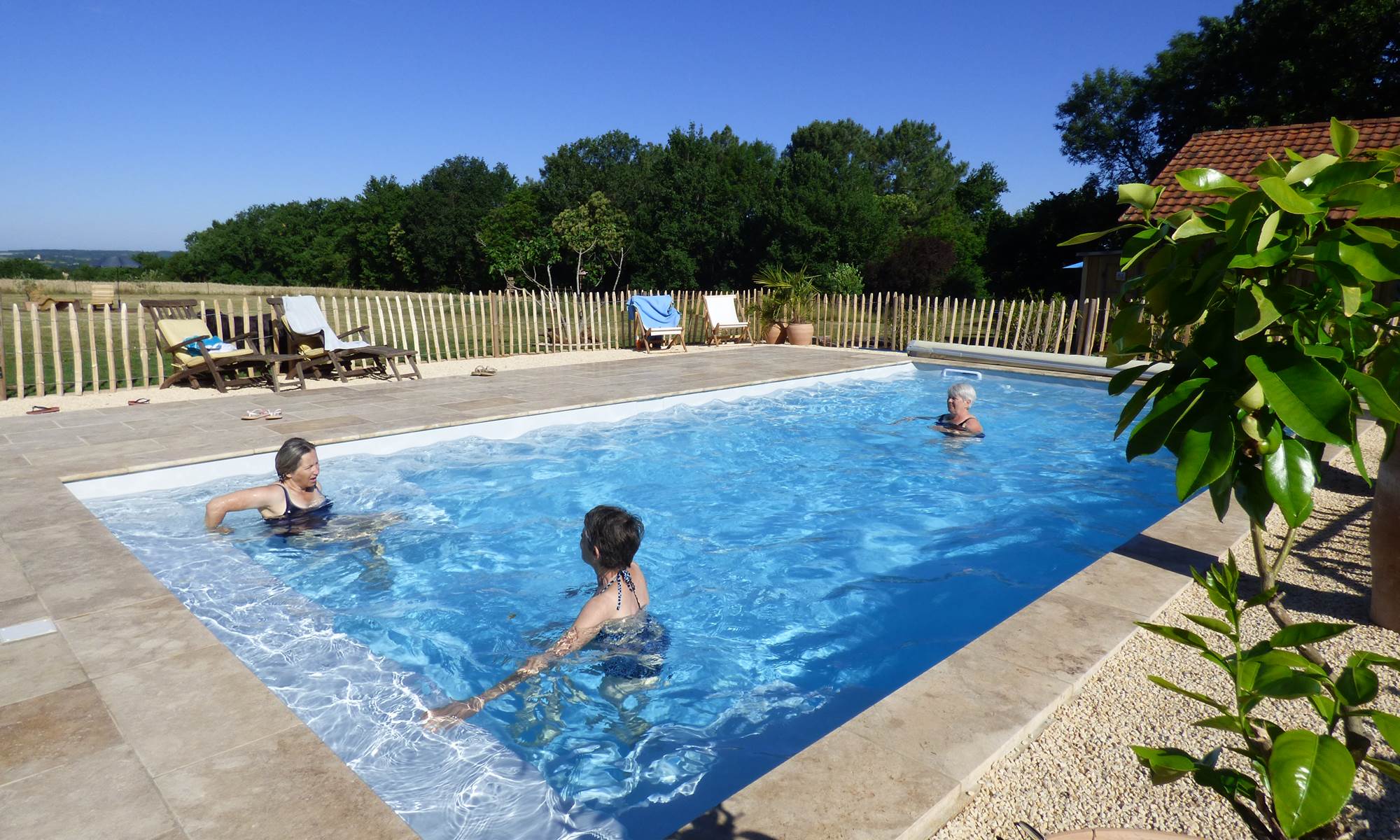 piscine d'eau salée avec vue sur la bastide de Beaumont du Périgord-page