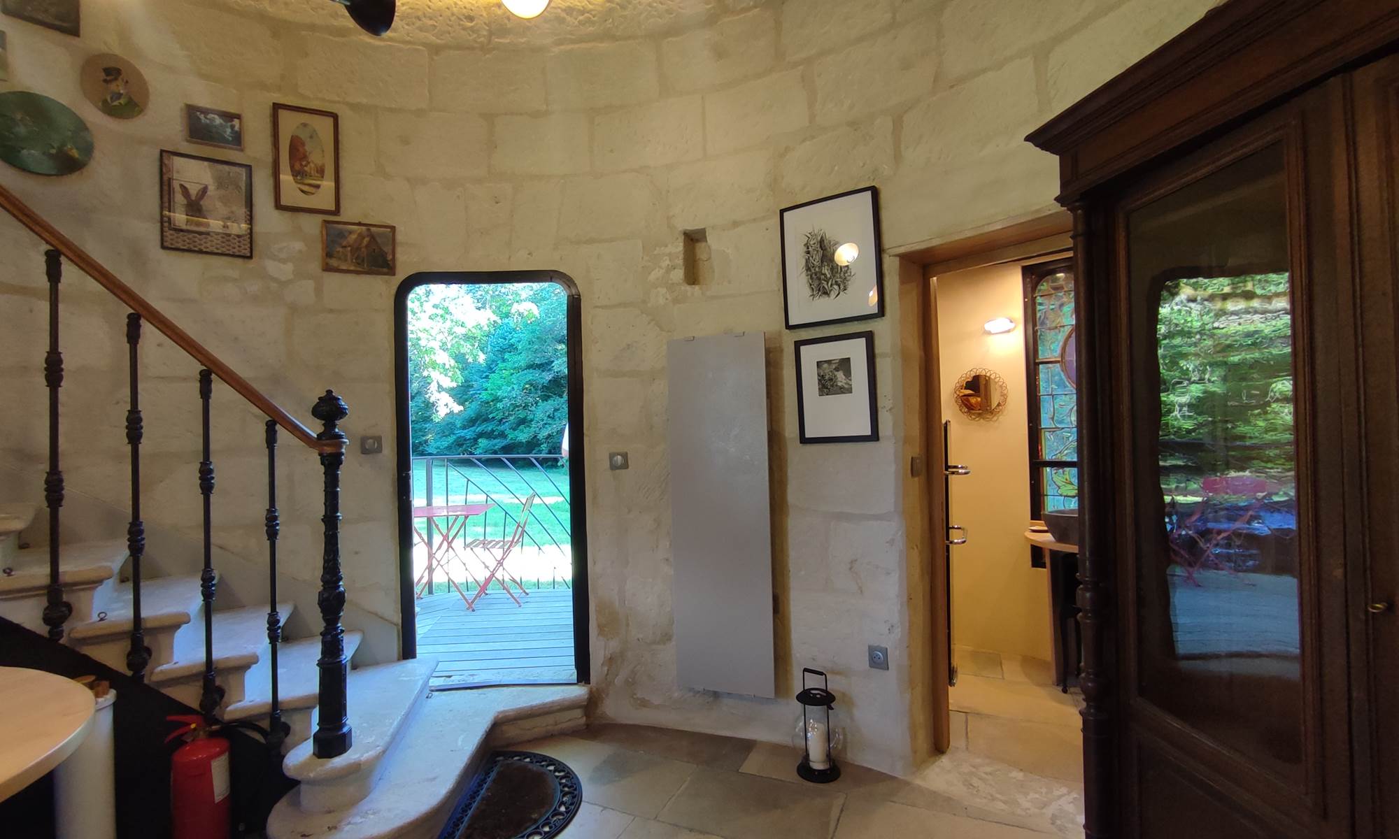 la-tour-des-touches-gite-savonnieres-inside