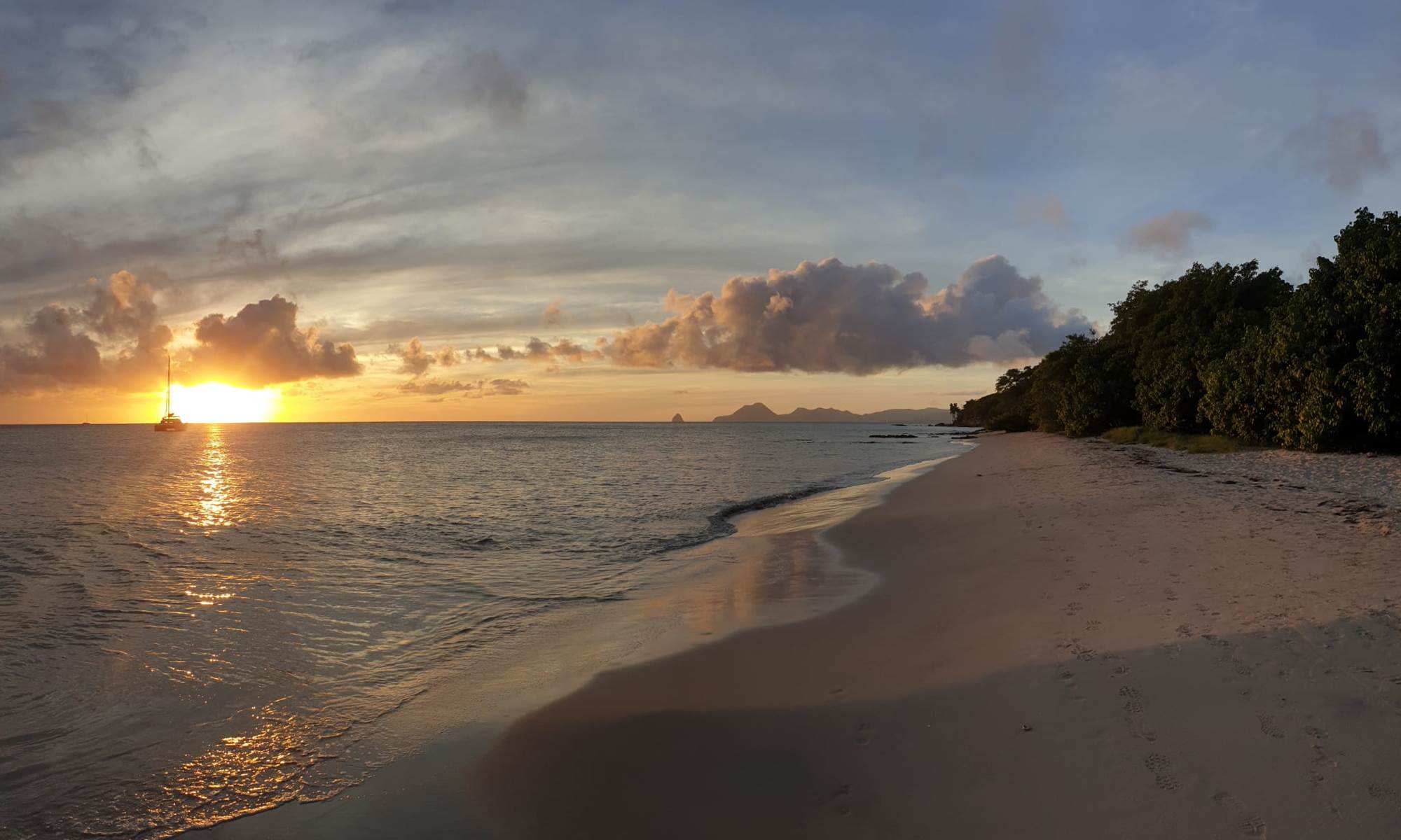 <img src="chemin-de-l-image.jpg" alt="Coucher de soleil sur l’eau dans le sud de la Martinique, vue depuis La Maison de Clémentine, hébergements de luxe à Fort-de-France" />-galerie