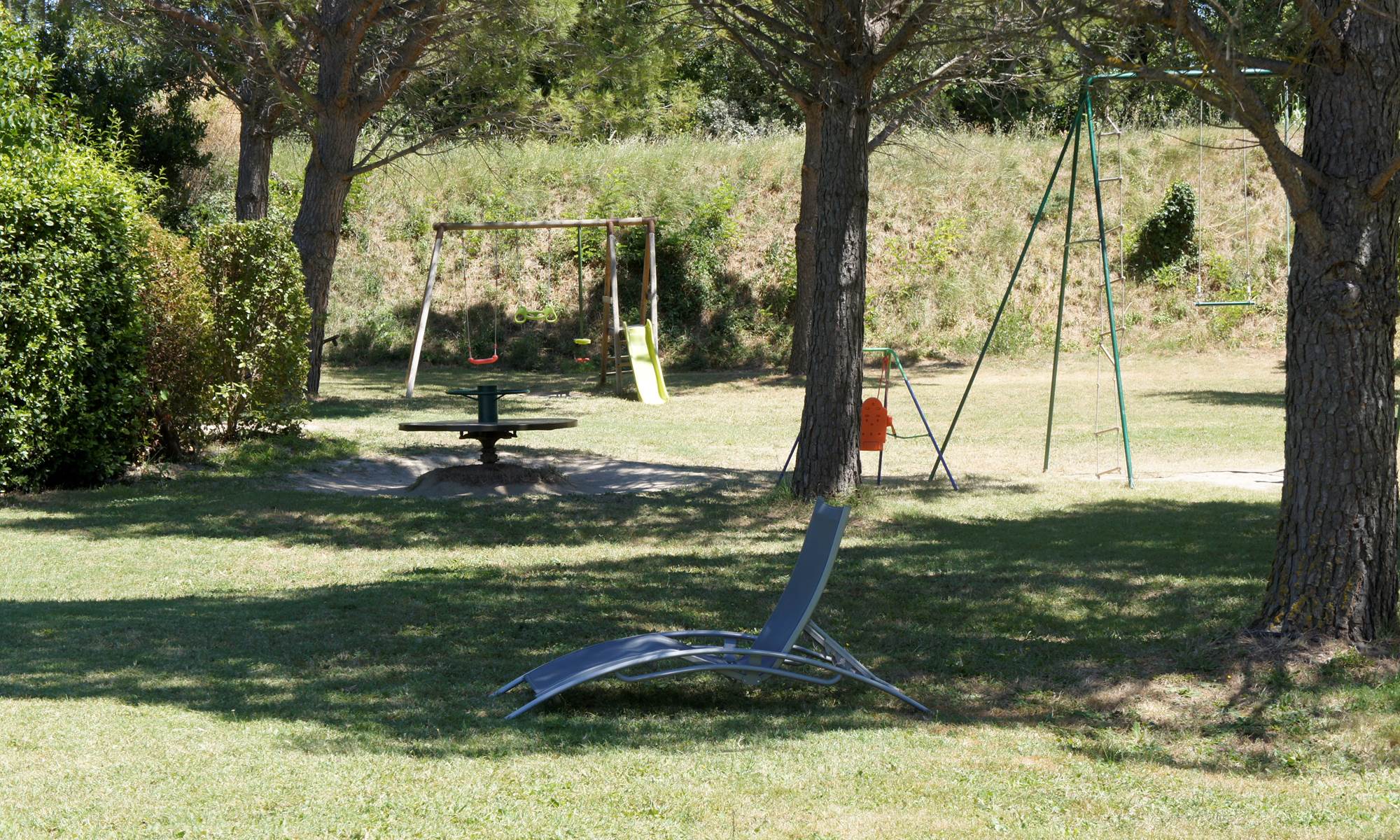 Aire de jeux hôtel les Peupliers Loriol du comtat-page