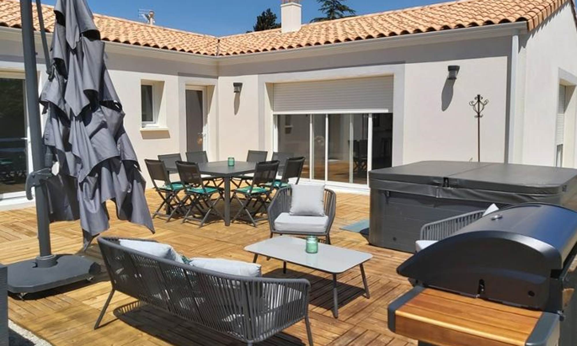 Terrasse ensoleillée avec jacuzzi entre Cognac et Jonzac-galerie