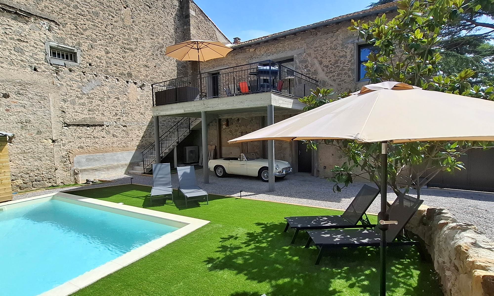 Piscine et terrasse extérieure du gîte Le Pressoir au domaine des Gîtes de Monte Blanco, près du Cap d'Agde.-galerie