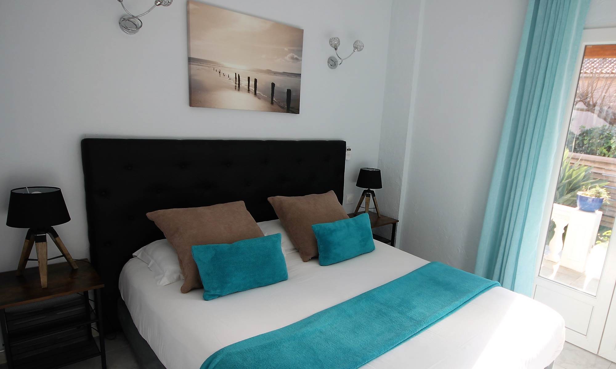 Chambre coté jardin des appartements Lotu ou Saleccia Appart Bleu Azur à Saint Florent  Corse