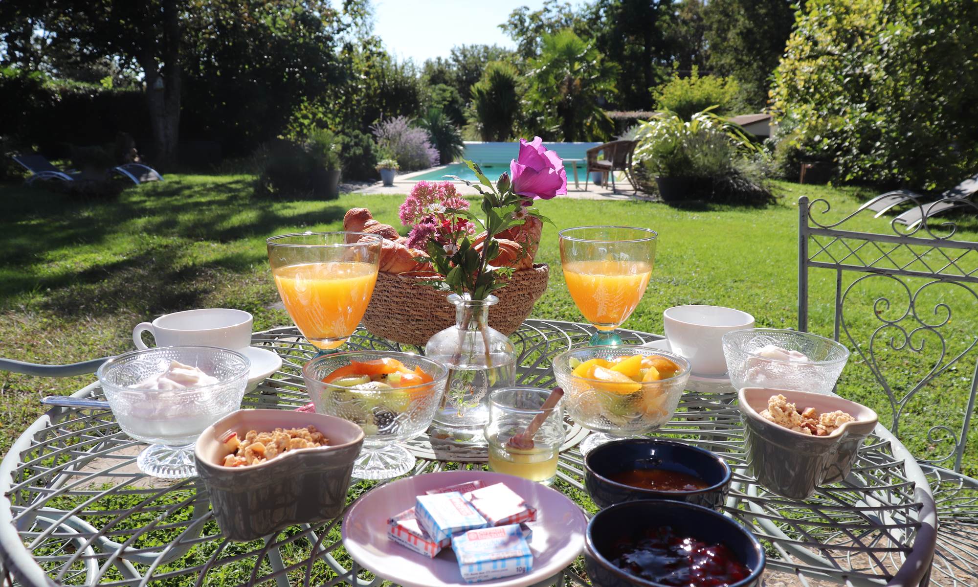 Petit déjeuner dans le jardin- les charmes de sarlat