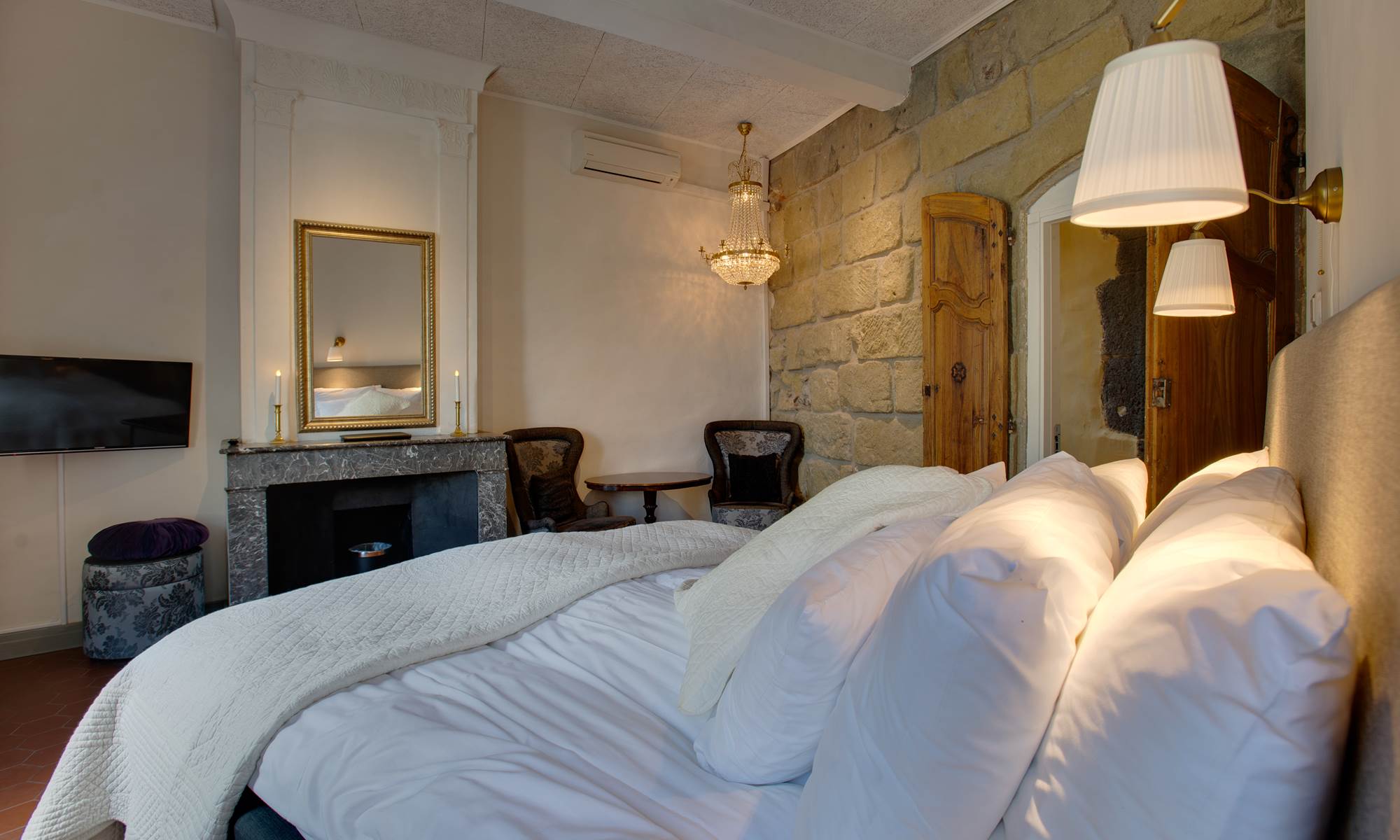 Escapat room fireplace