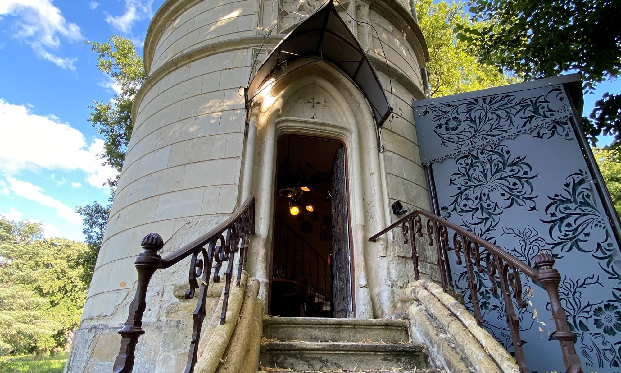 la-tour-des-touches-gite-savonnieres-escalier-entree