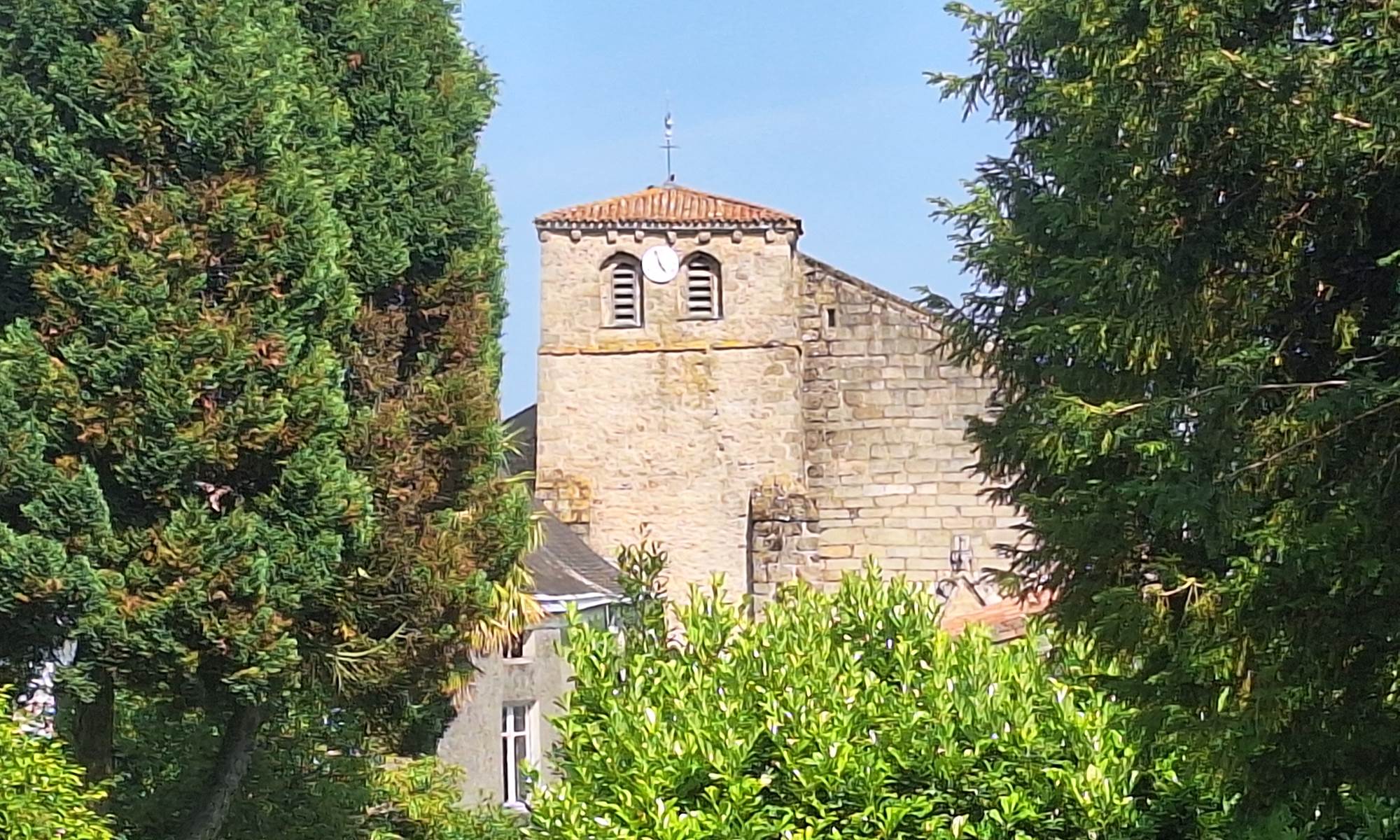 vue église Montournais proche du Puy du Fou