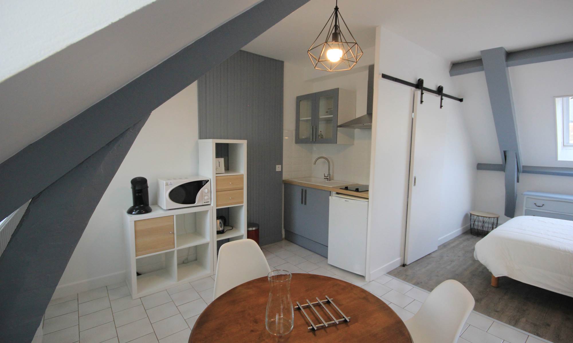 Studio cosy et mansardé-galerie