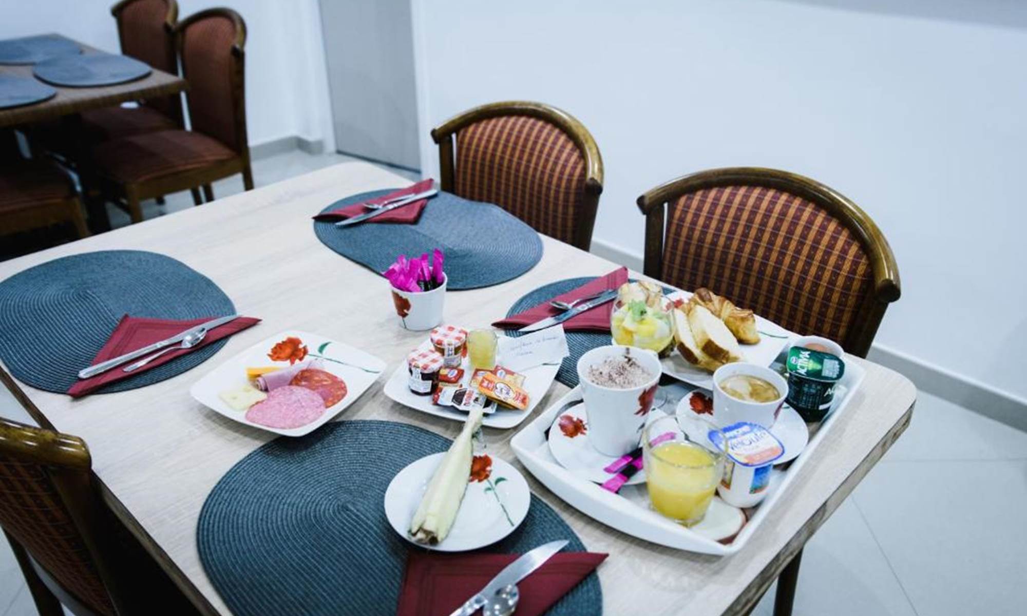 hotel-des-arcades-reims-chambre-double-deluxe-climatisation-champagne-parking-galerie