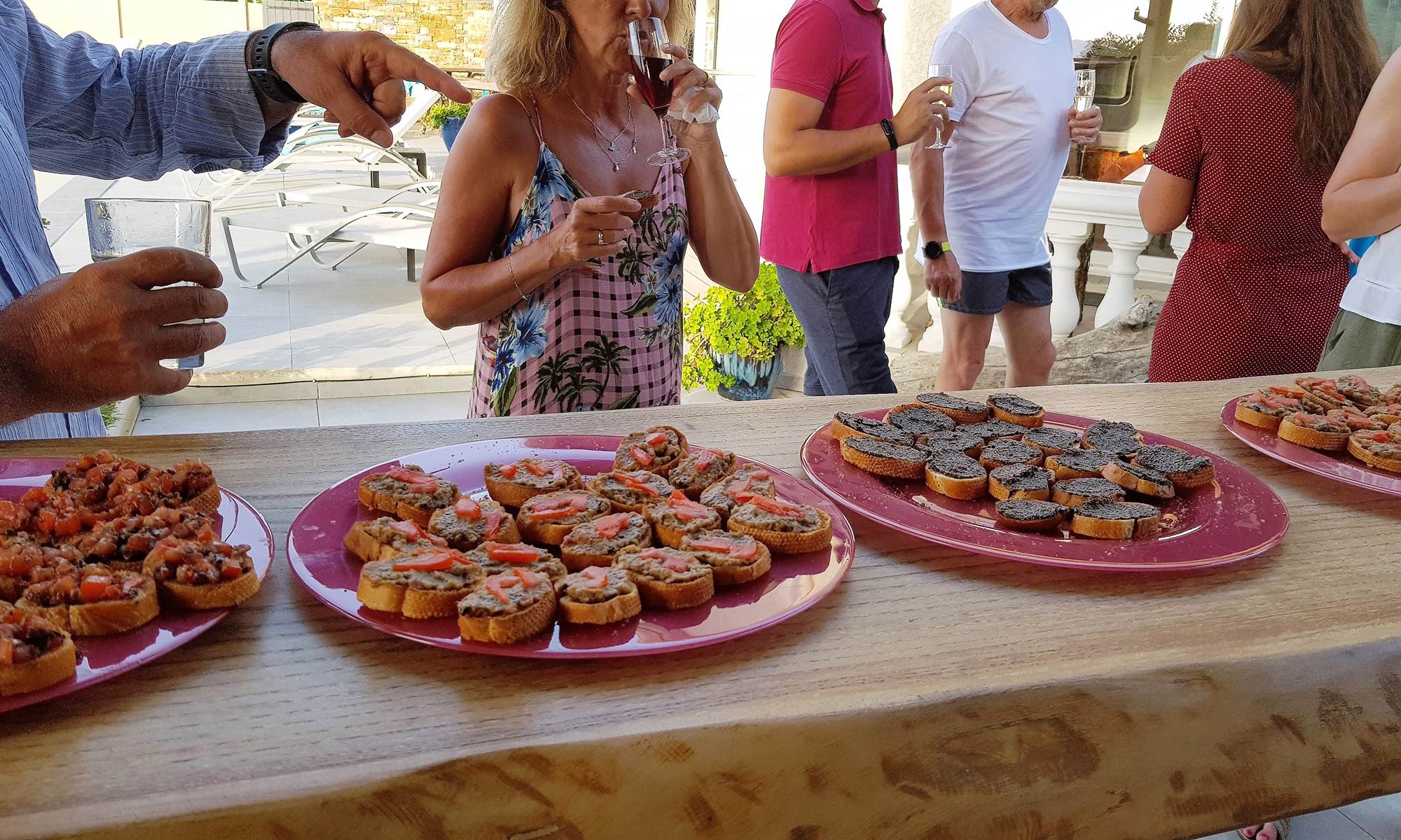 Appart Bleu Azur Saint Florent en Corse clients à l'aperitif à coté de la piscine