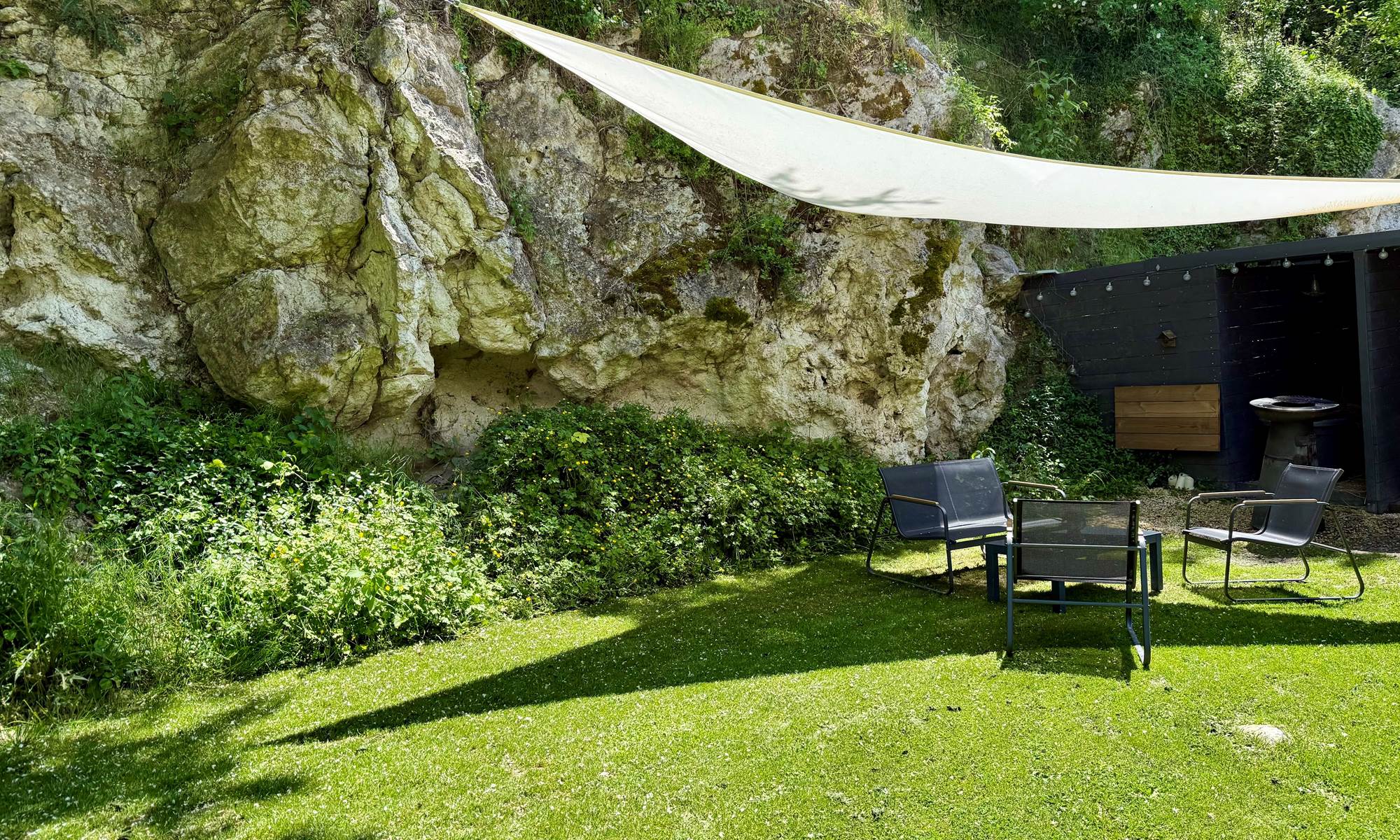 Vacances à la campagne dans un environnement calme et verdoyant.-page