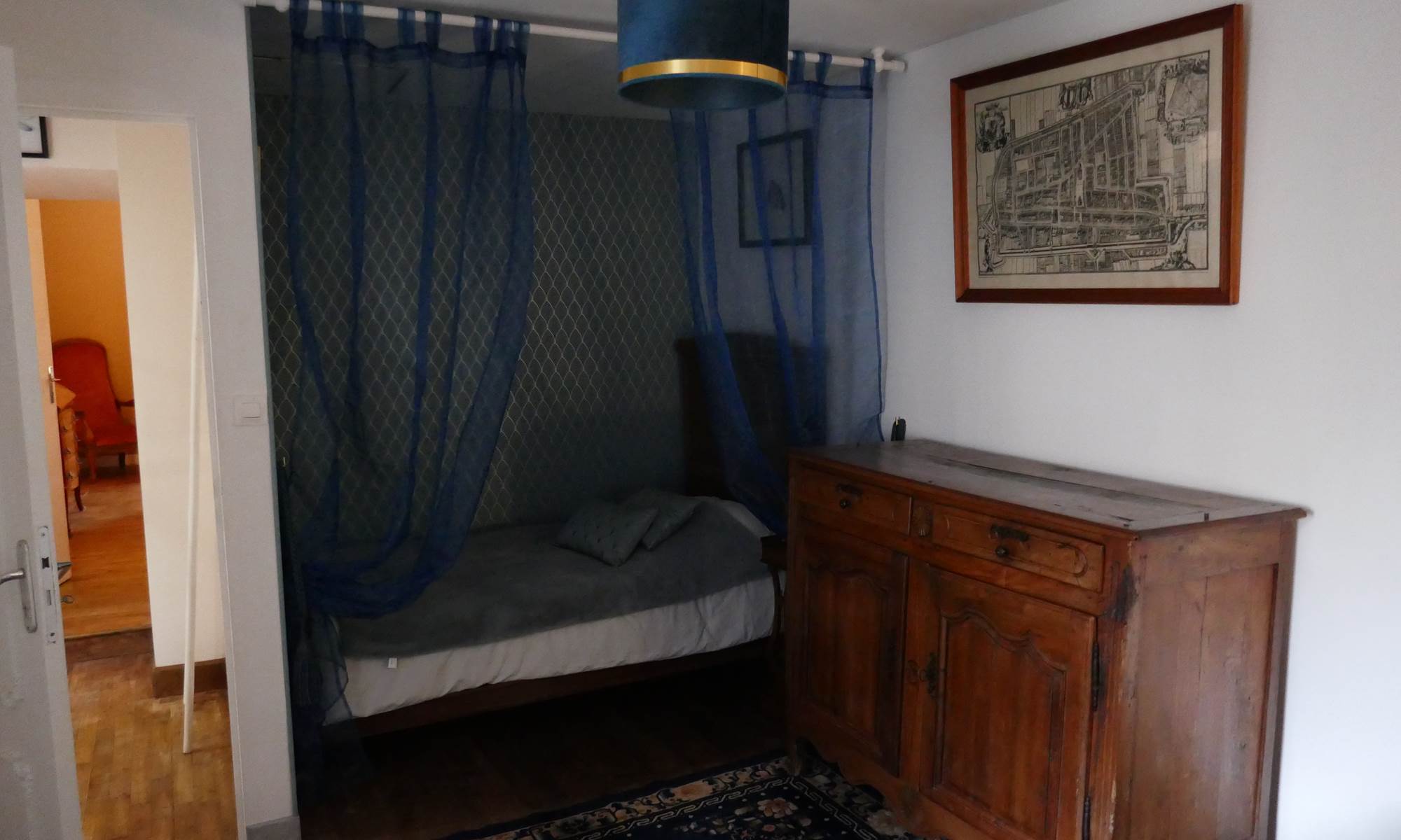la chambre bleue lit simple dans alcôve