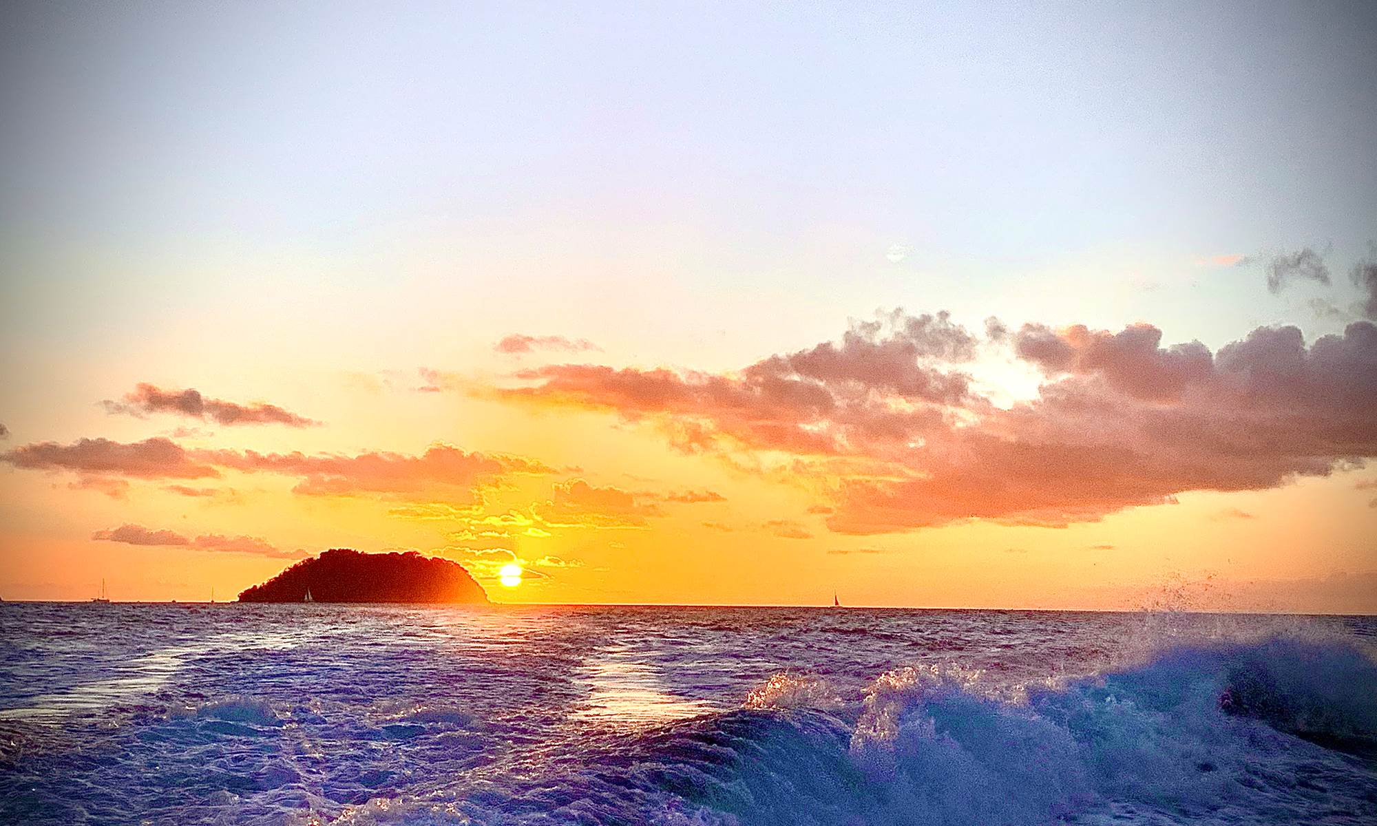 <img src="chemin-de-l-image.jpg" alt="Coucher de soleil dans la baie de Fort-de-France, vue en mer depuis La Maison de Clémentine, hébergements de luxe à Fort-de-France, Martinique" />-galerie