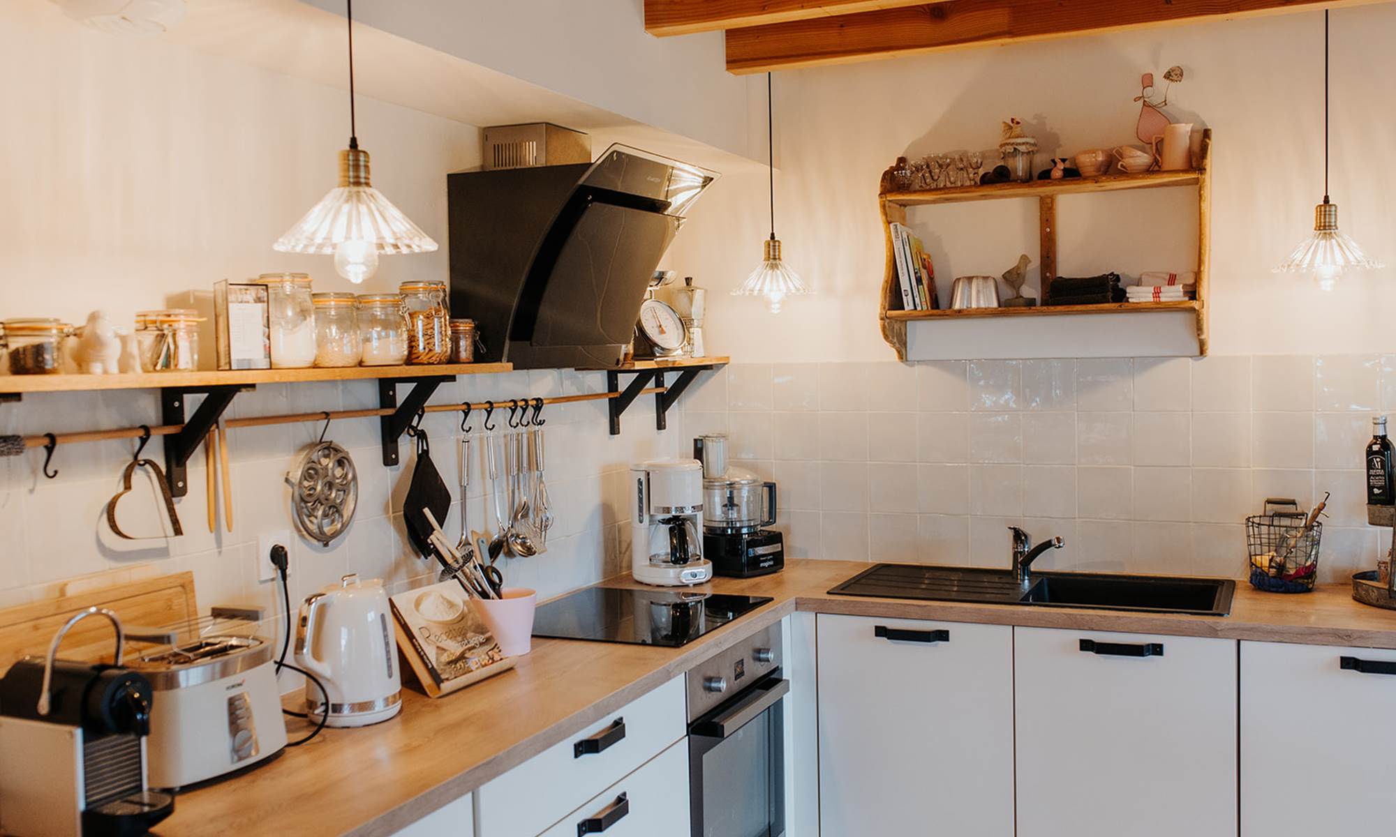 Les cuisines, compactes mais fonctionnelles, sont équipées de tout le nécessaire pour cuisiner confortablement.