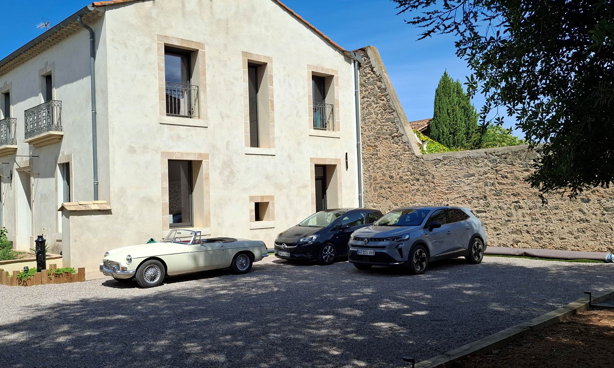Parking visiteurs des Gîtes de Monte Blanco, situé au cœur de Montblanc près de Pézenas.-galerie