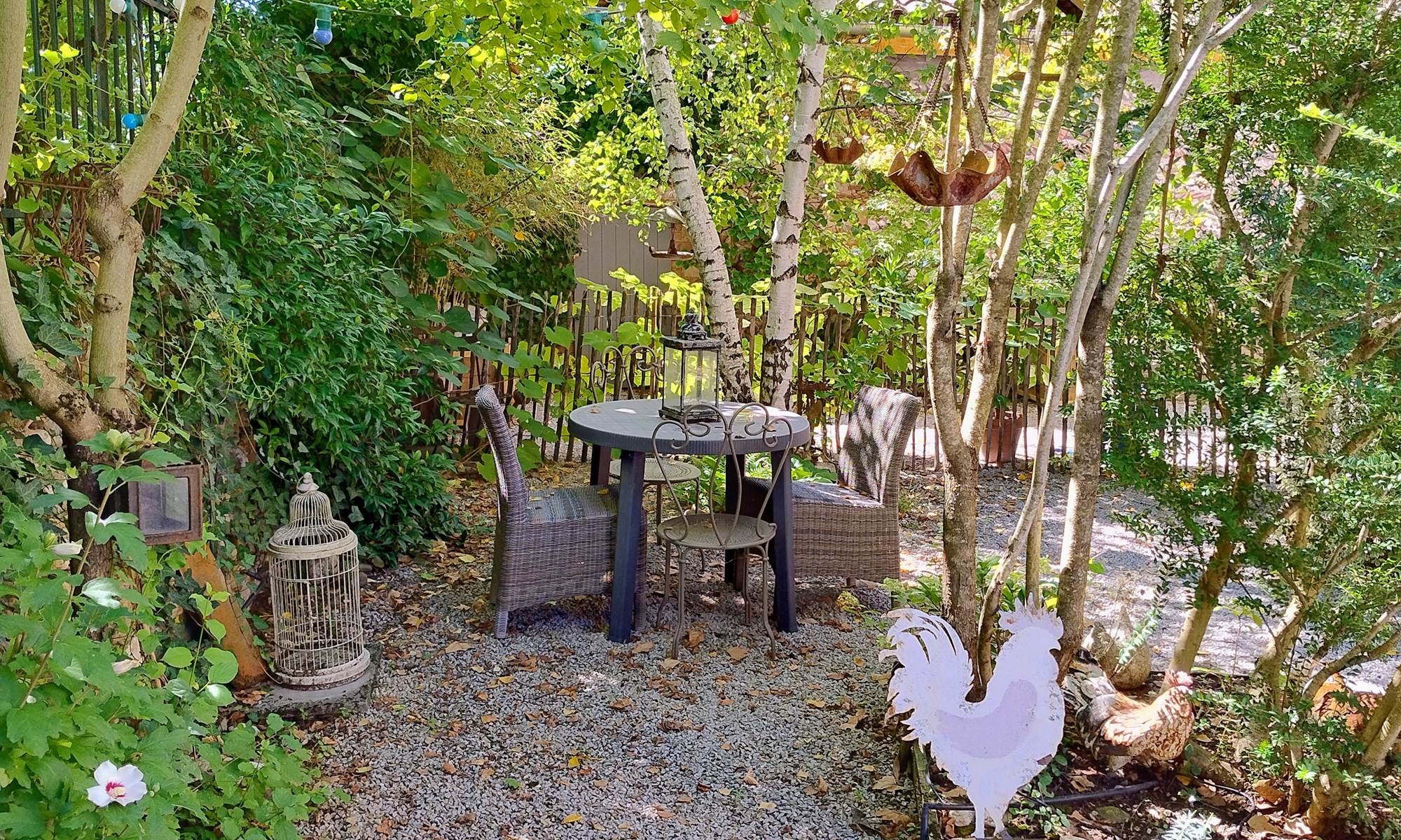16-bis-gite-hotel-marssac-jardin-table-chaises-galerie