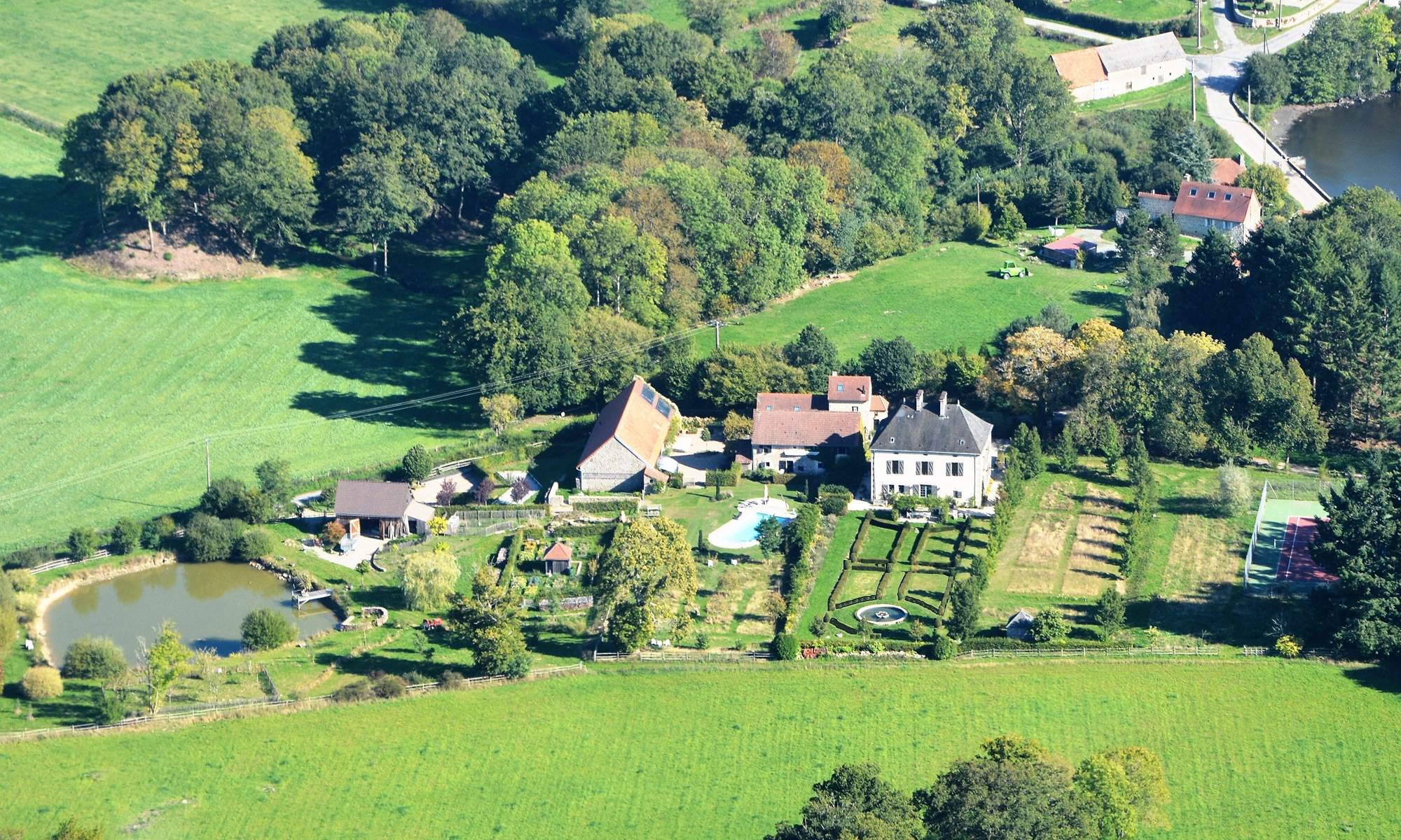 Deux cottages de charme 4 étoiles dans un domaine paysagé aavec piscine chauffée, tennis et étang de pêche privés