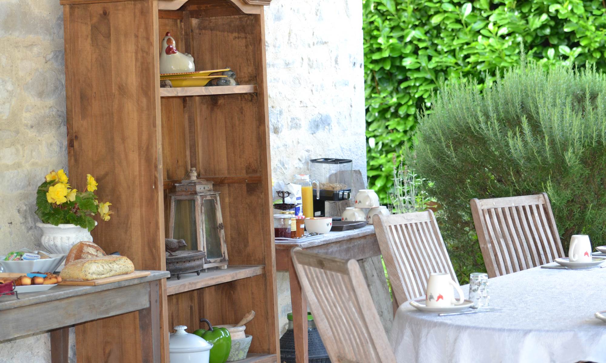 Petit déjeuner sous la terrasse-galerie