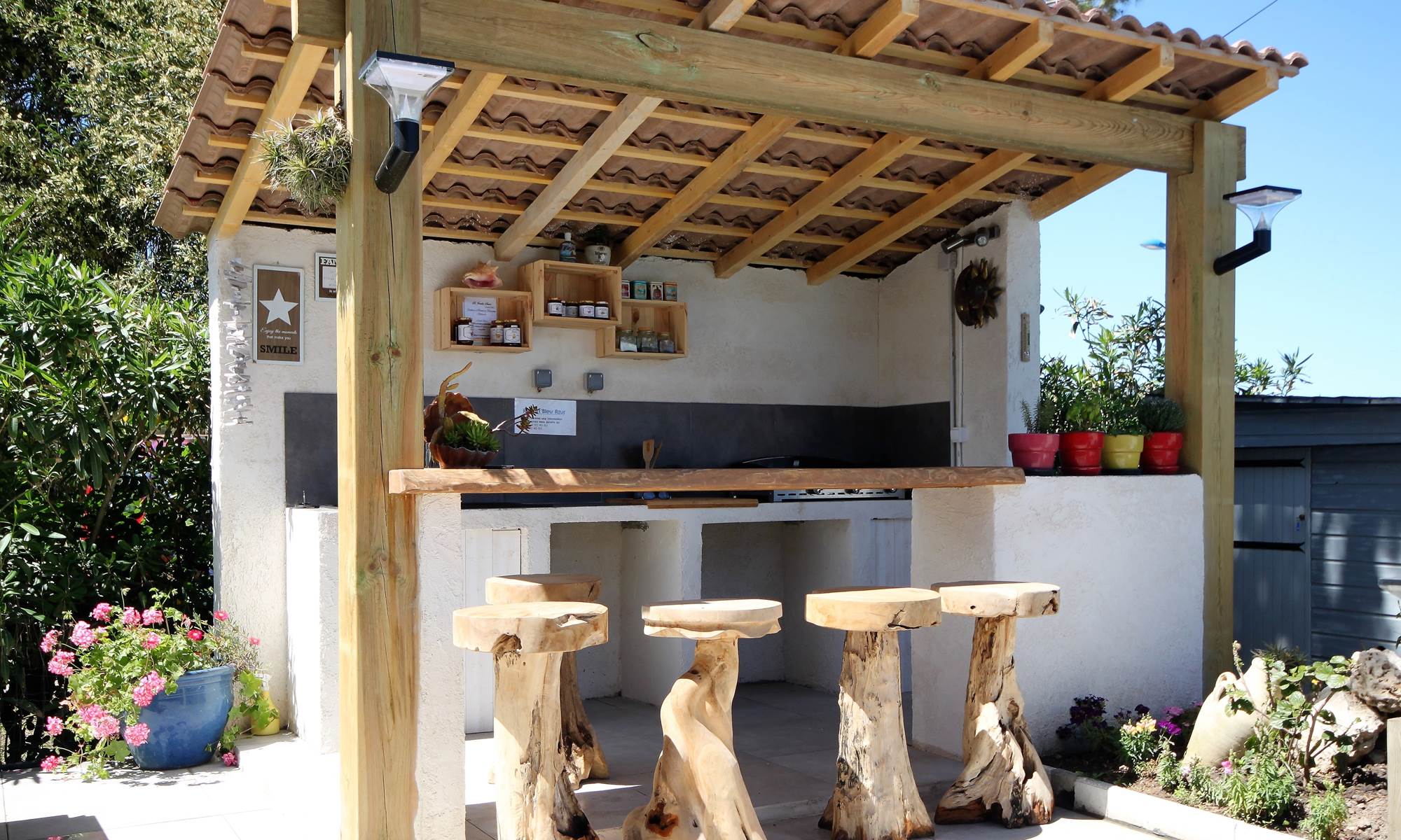 Appart Bleu Azur Saint Florent en Corse pool house avec une planche pour vos repas