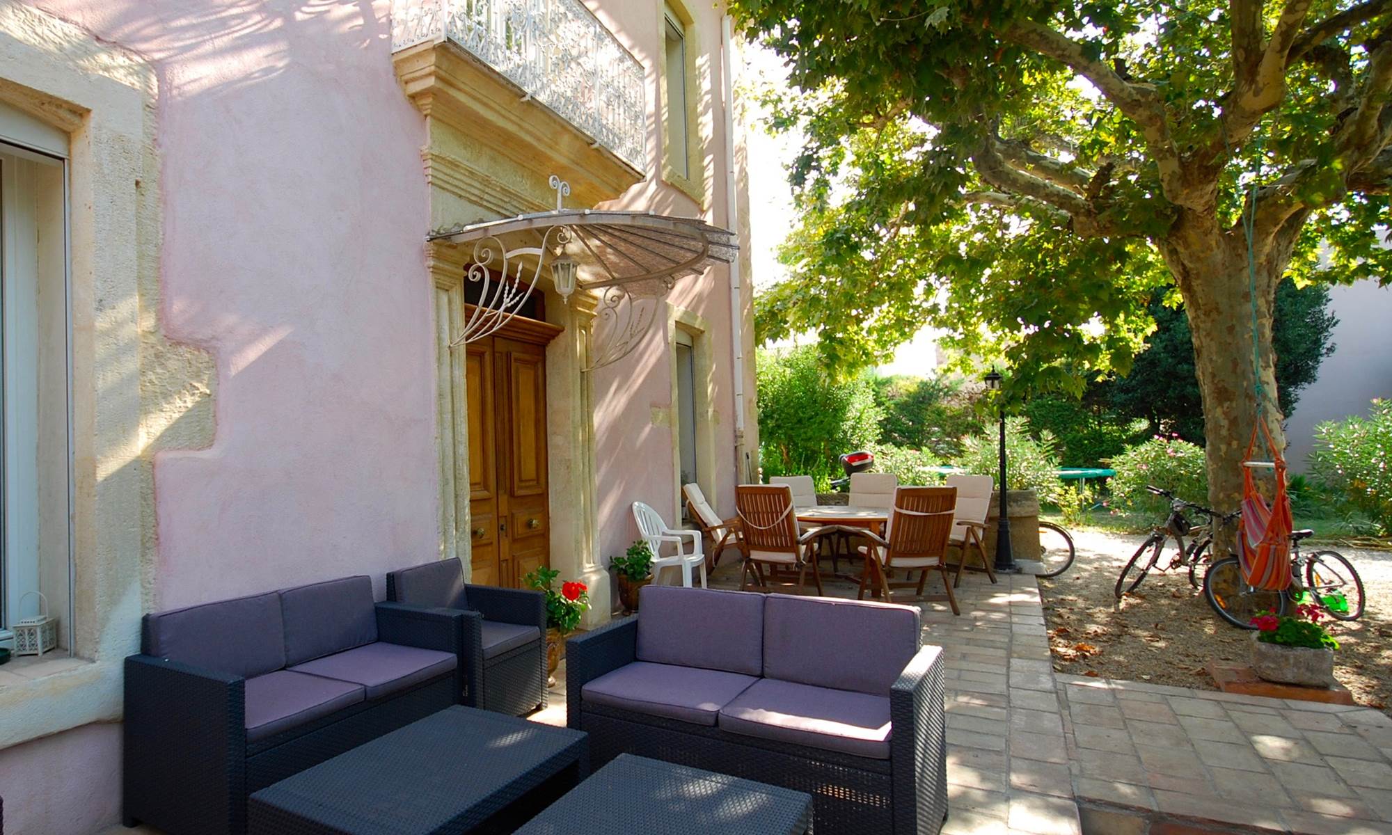 Terrasse et apéro au Mas Richard