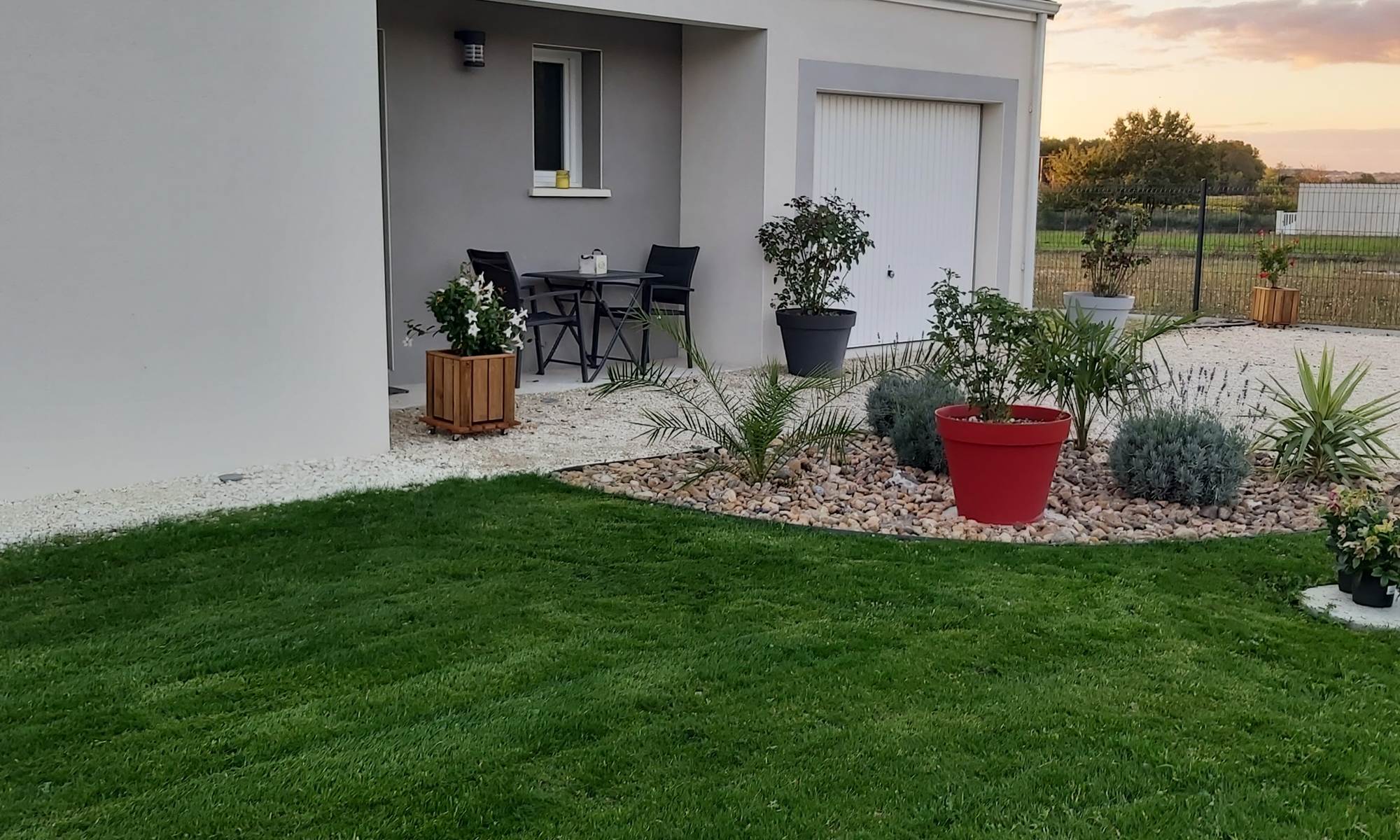 Entrée avec parterre méditerranéen-galerie