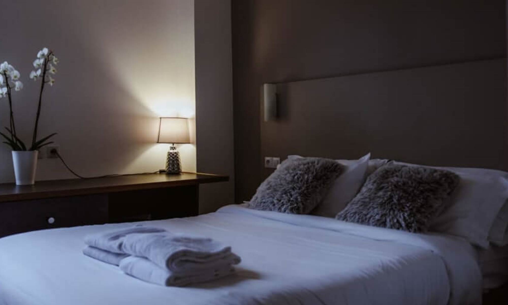 hotel-des-arcades-reims-chambre-double-deluxe-climatisation-champagne-parking-galerie