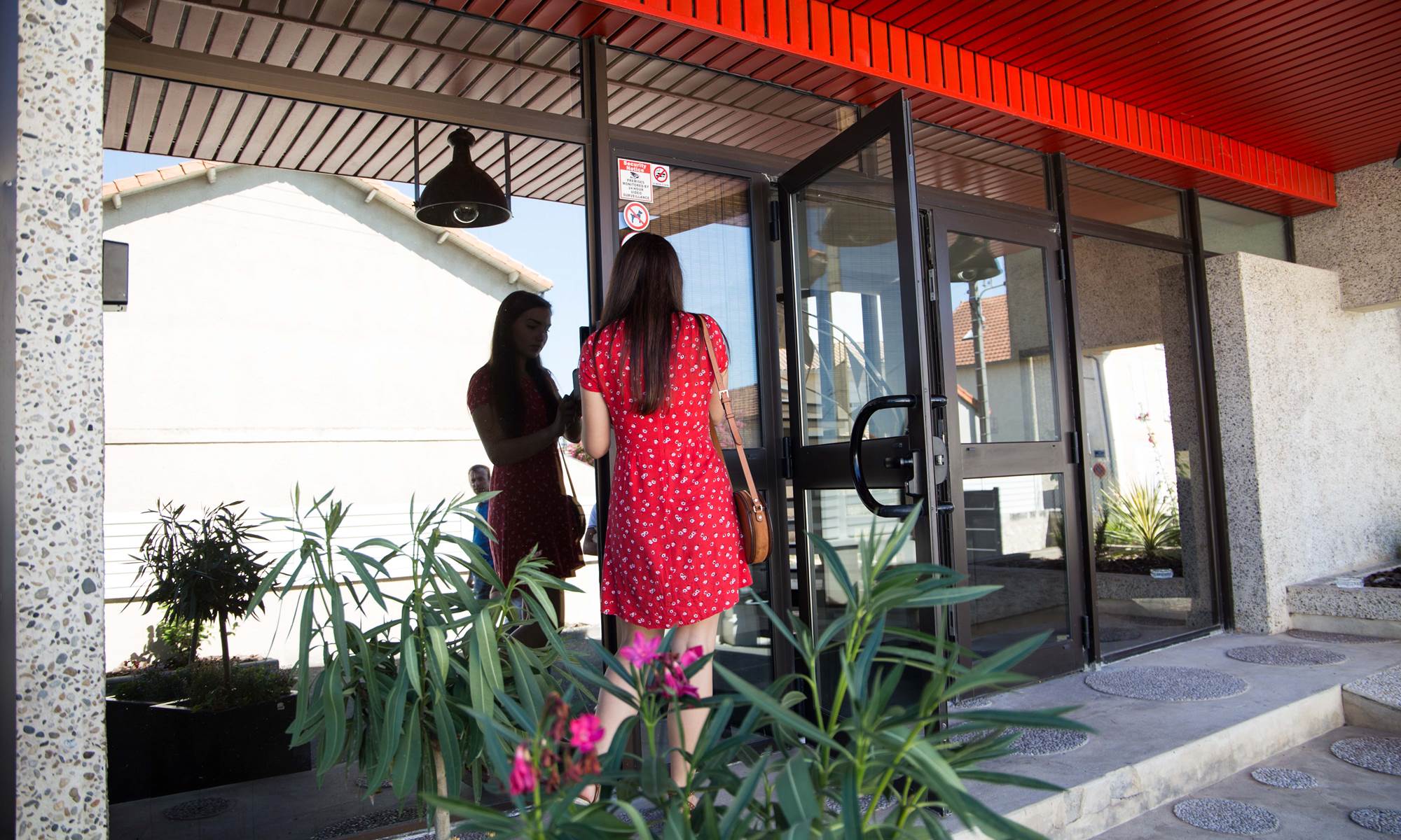 Entrée de l'hôtel.-page