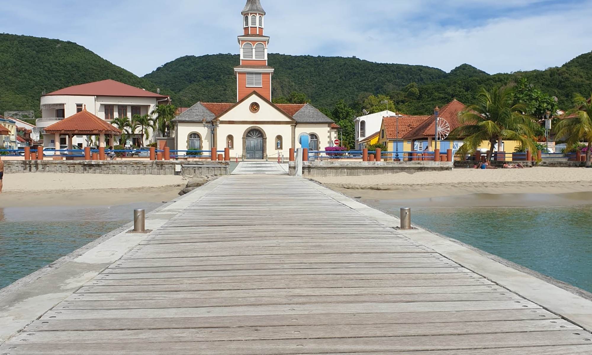<img src="chemin-de-l-image.jpg" alt="Le quai de Petite Anse, village classé avec son église en fond, à Fort-de-France, Martinique, hébergements de luxe à La Maison de Clémentine" />-galerie