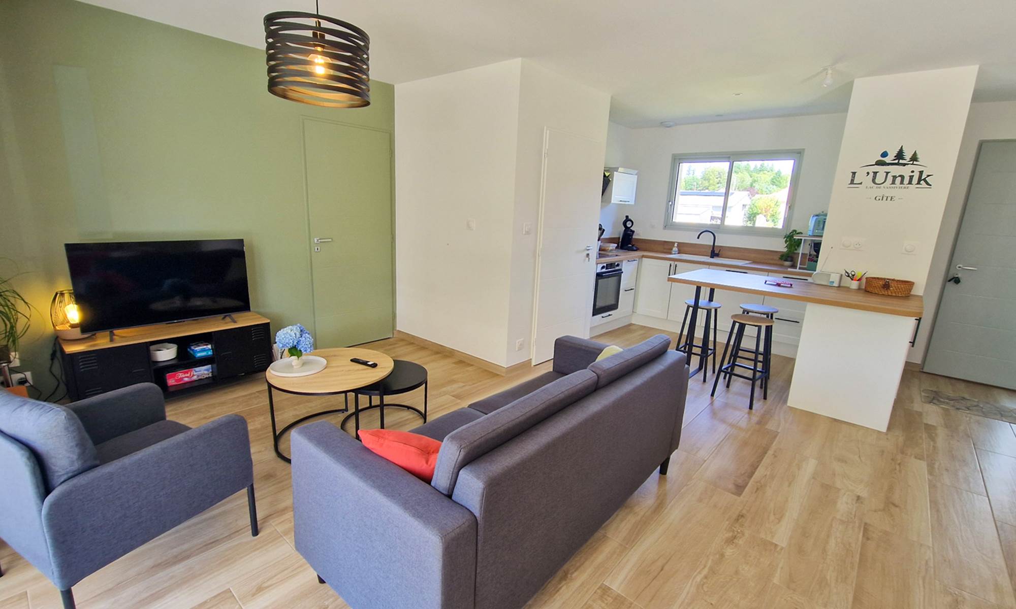 Gîte l'UNIK  salon avec télevision connectée