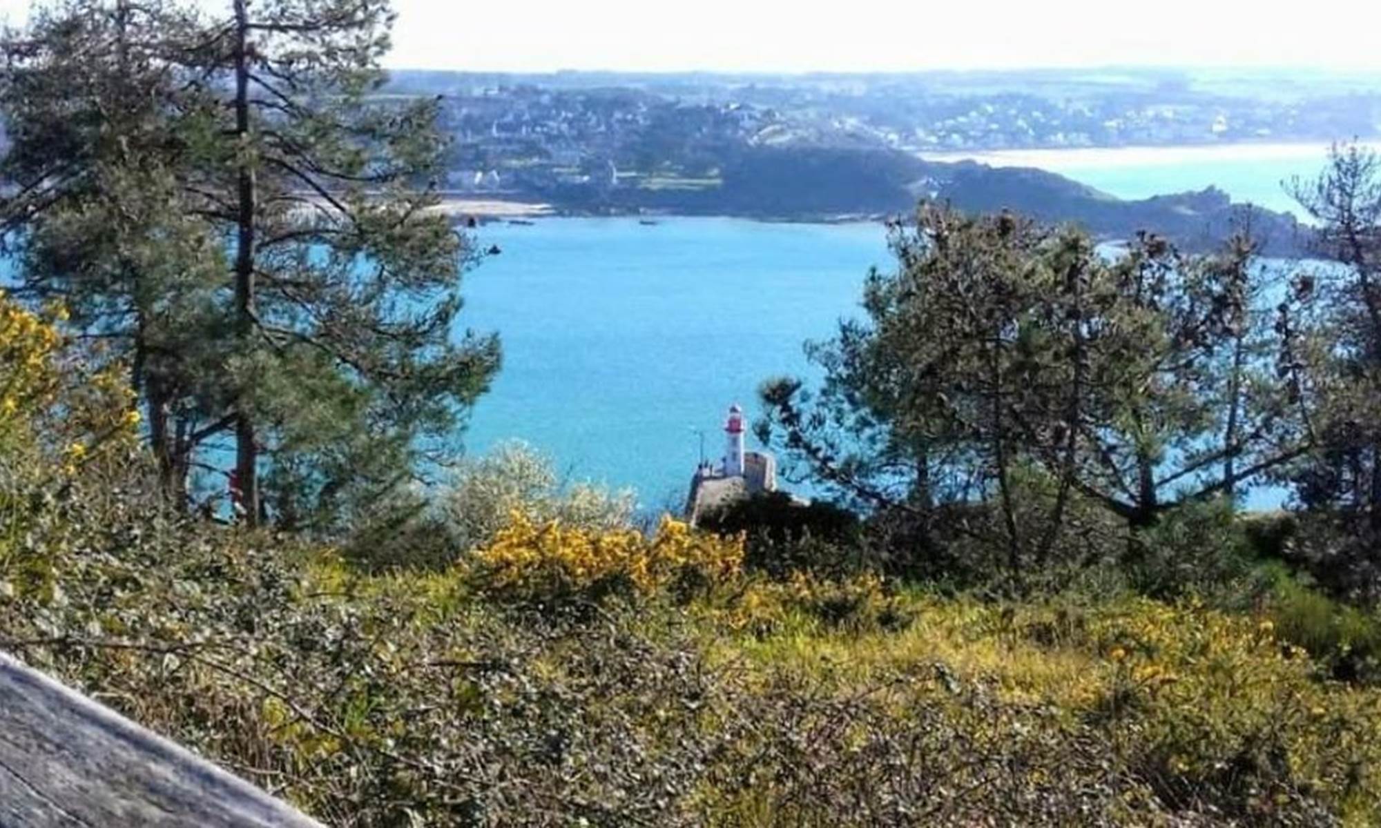 vue sur le phare d'Erquy en face de la Houssaye-galerie