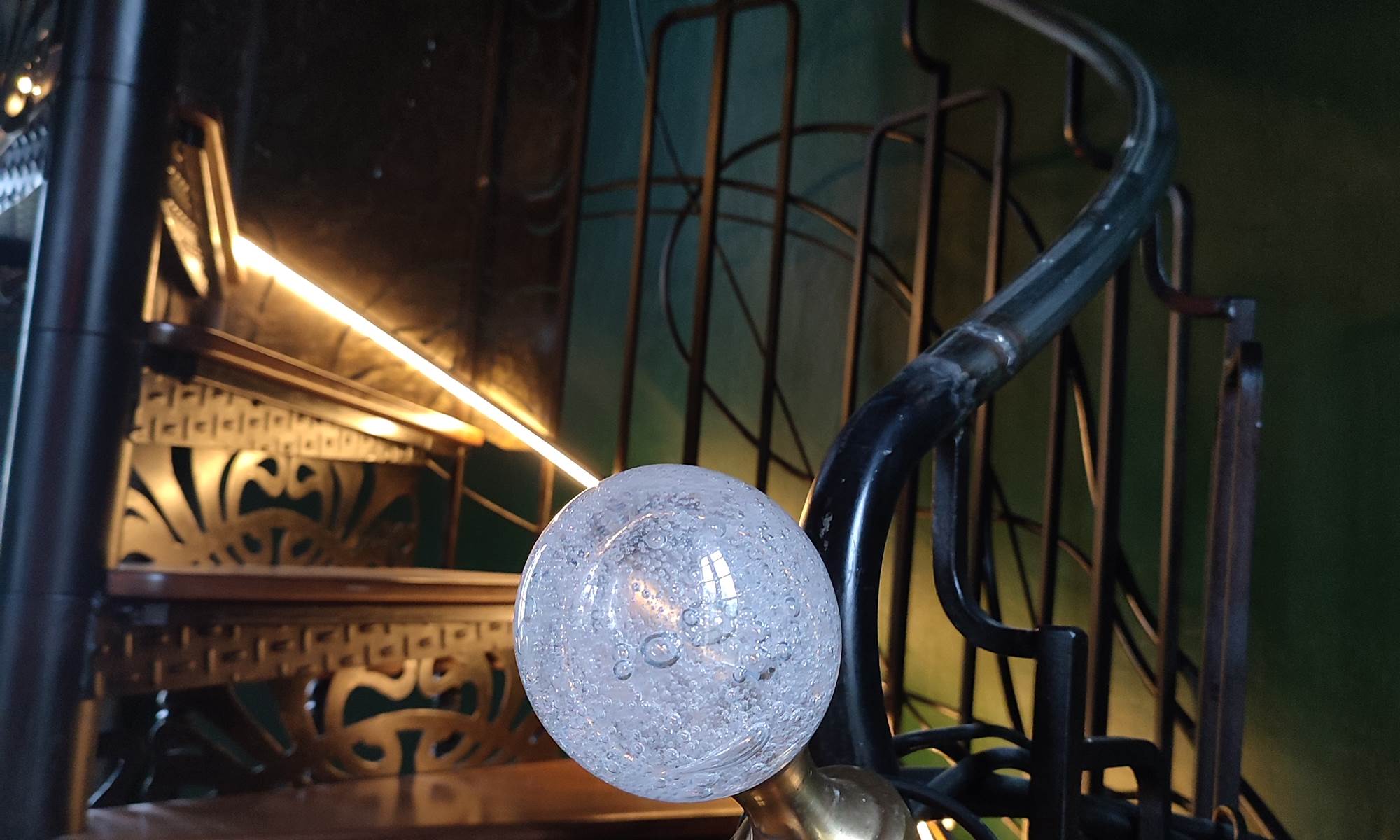 la-tour-des-touches-gite-savonnieres-detail-escalier