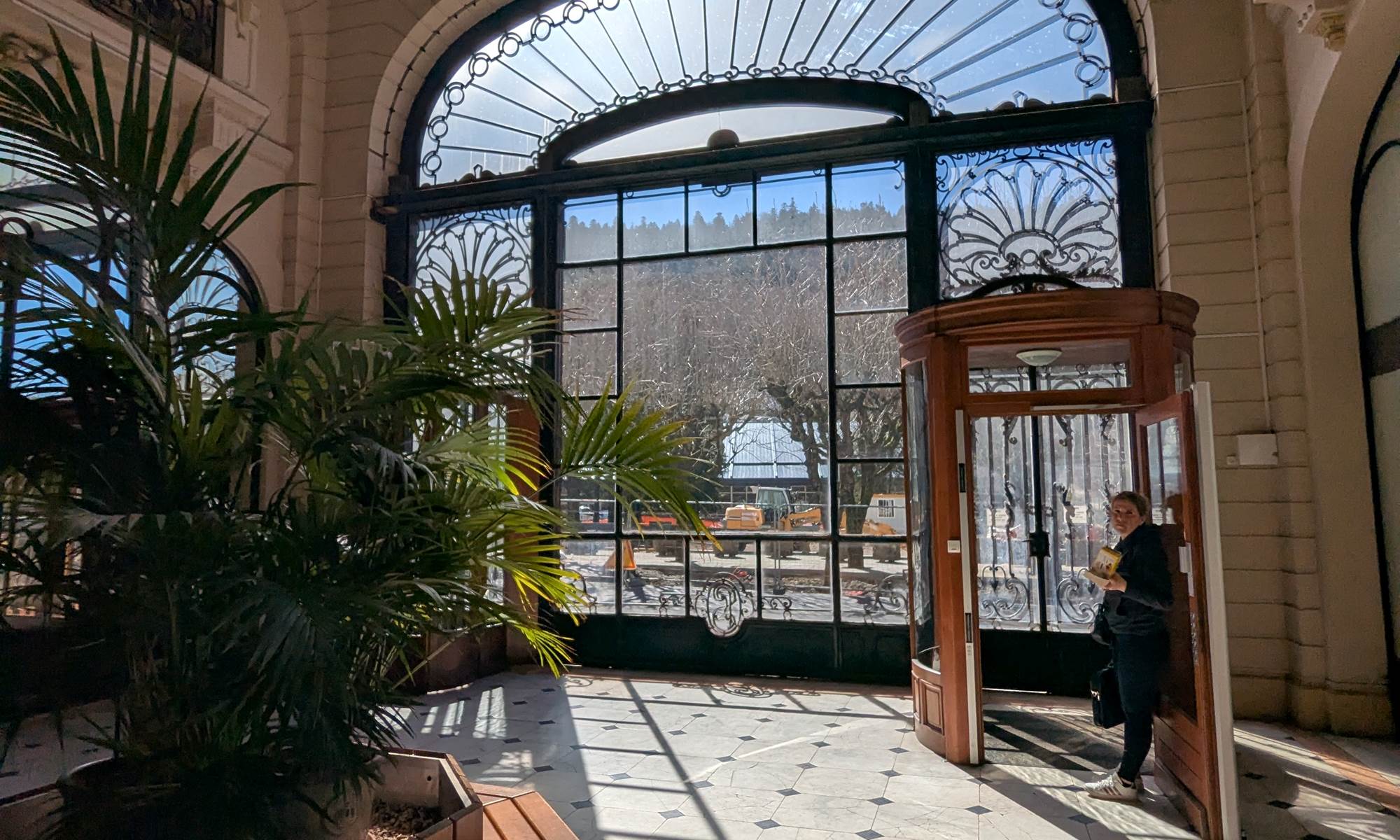 Entrée élégante – Accès sécurisé, immeuble calme et entretenu, en centre-ville et face aux Thermes du Mont-Dore.-galerie