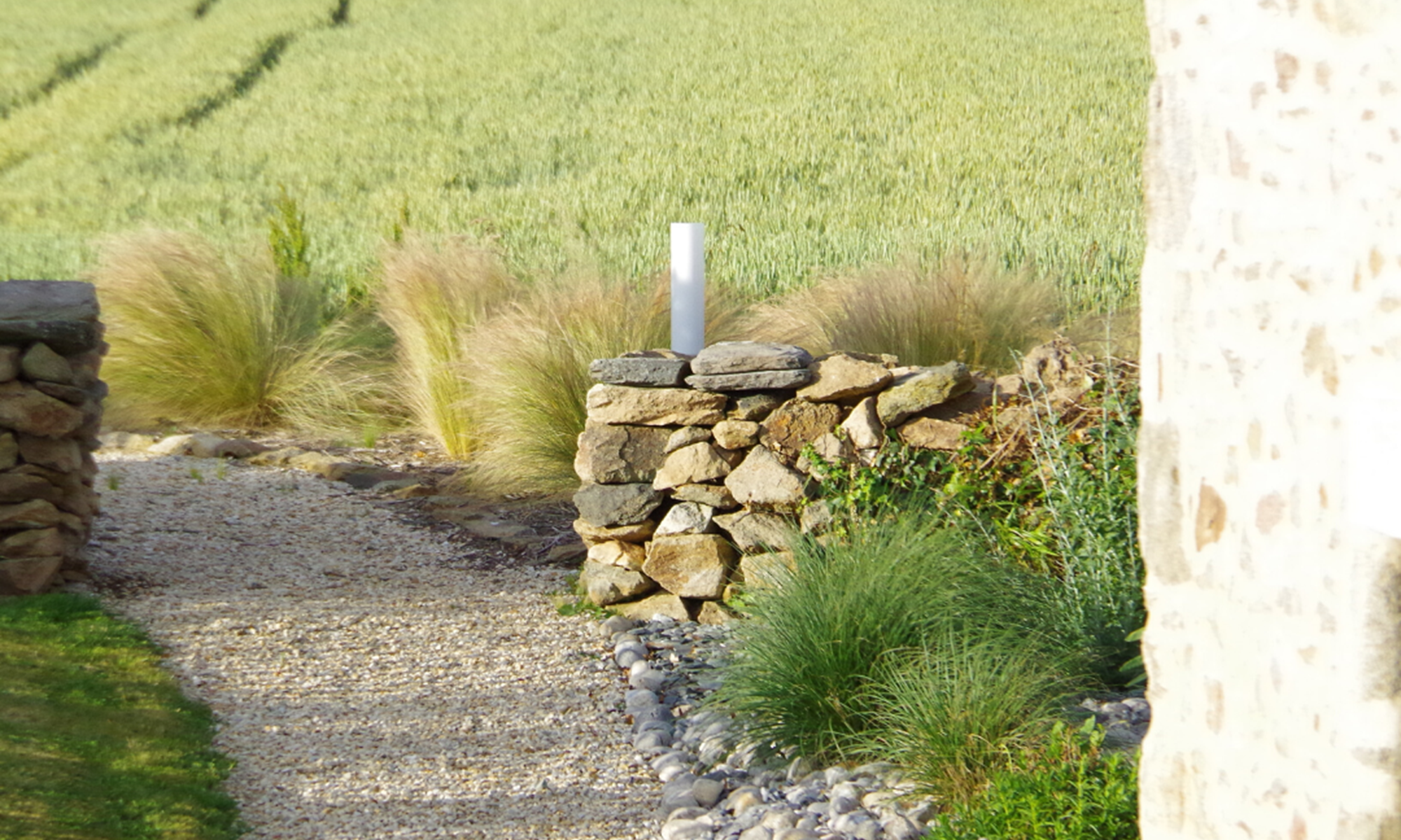Les champs, puis la Mer d'Iroise, juste devant nos yeux, depuis La Grange et Le Jardin de l'Ecurie