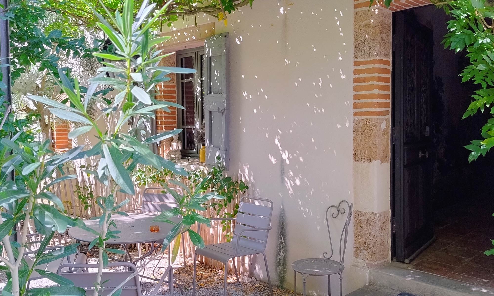 16-bis-gite-hotel-marssac-repas-jardin-galerie