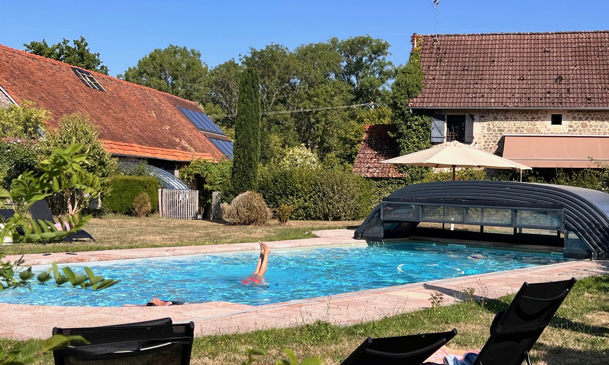 La piscine chauffée du domaine de Louveraude, avec son abri rétractable