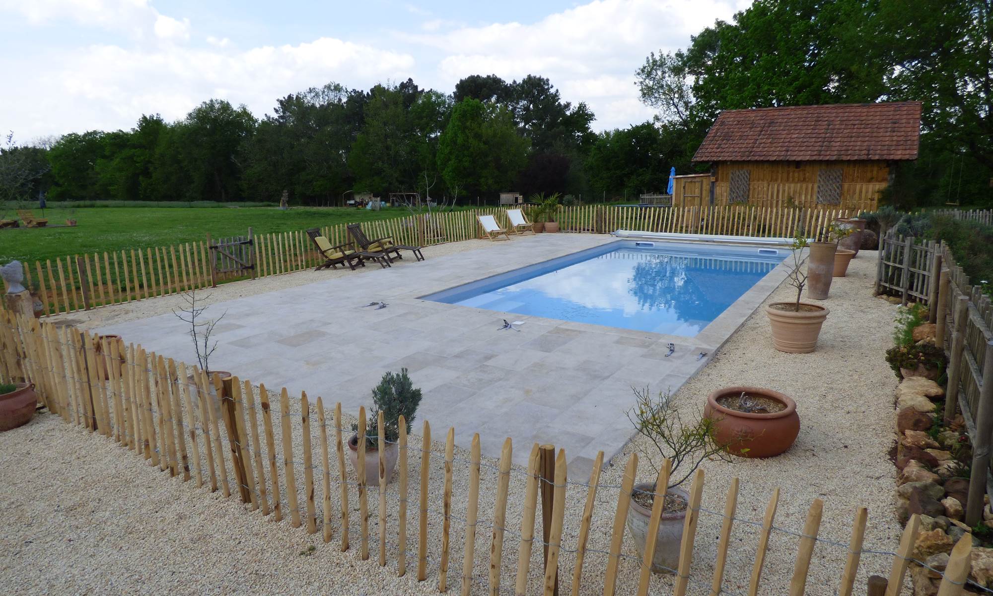 piscine d'eau salée avec vue sur la bastide de Beaumont du Périgord-page