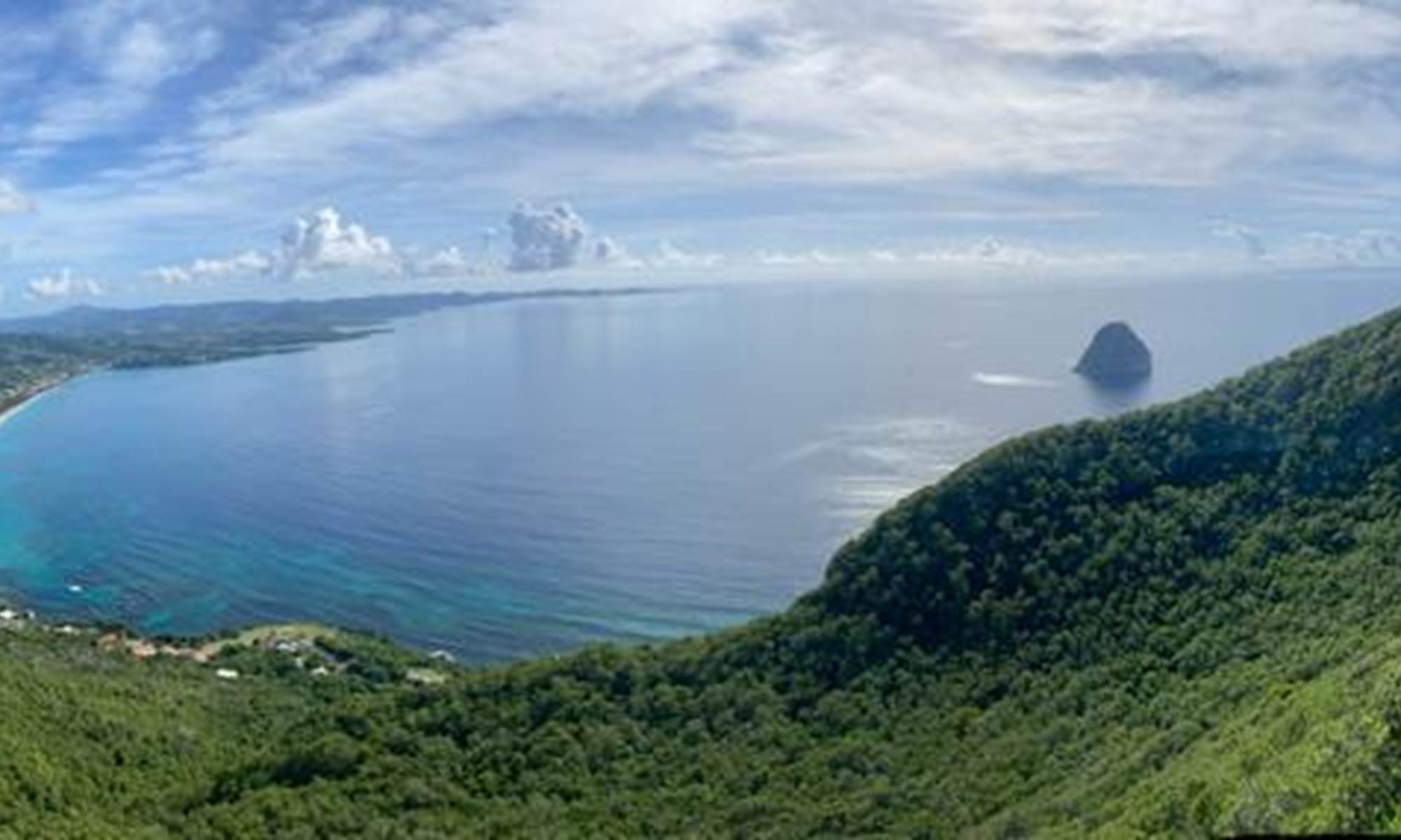 <img src="chemin-de-l-image.jpg" alt="Vue du Rocher du Diamant depuis le sommet du Morne Larcher, La Maison de Clémentine, hébergements de luxe à Fort-de-France, Martinique" />-galerie